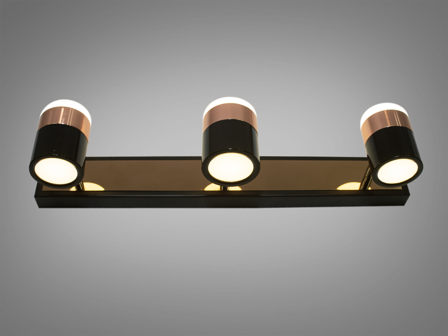 Підсвічування для картин та дзеркал у спальню призначене для акцентного (елементного) підсвічування в інтер'єрі - підсвічування дзеркал як у приміщенні, так і у ванній кімнаті, для картин, витворів мистецтва, стінних ніш.У цій серії всі світильники оснащені світлодіодними енергозберігаючими лампами, які при дуже низькій споживаній потужності створюють потужний світловий потік.
Кріпиться до будь-яких поверхонь стін універсальним кріпленням на монтажну планку.
5971/3