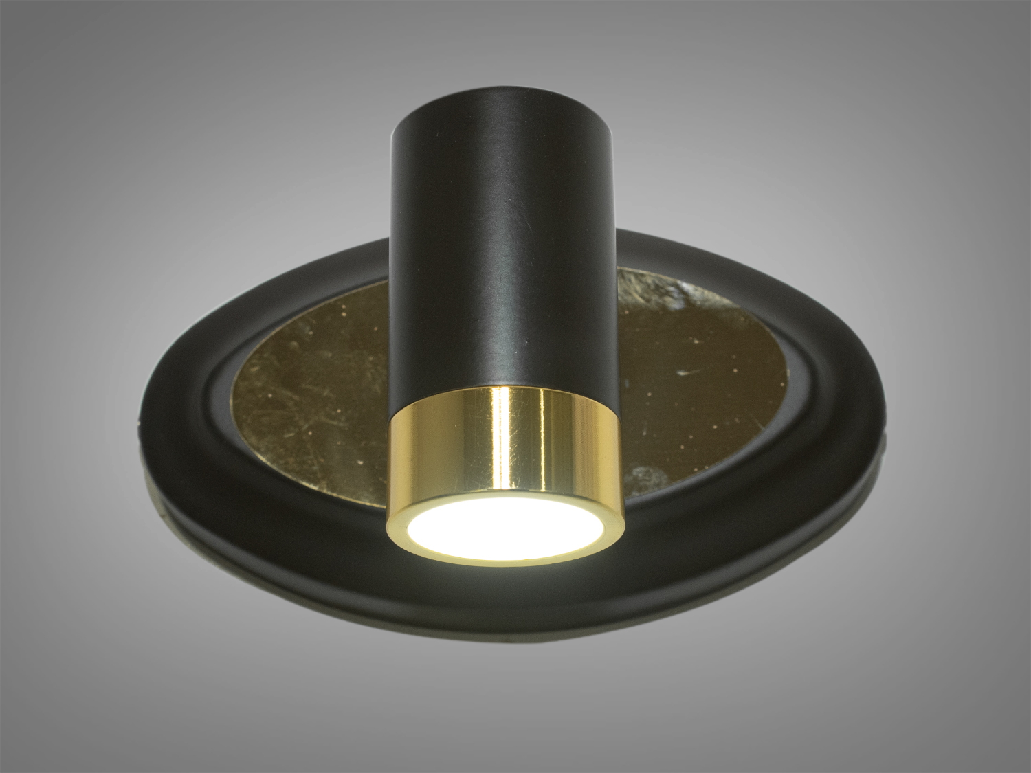 Одинарне підсвічування для дзеркал і картин призначене для акцентного (елементного) підсвічування в інтер'єрі - підсвічування дзеркал як у приміщенні, так і у ванній кімнаті, для картин, творів мистецтва, стінних ніш.
У цій серії всі світильники оснащені світлодіодними енергозберігаючими лампами, які при дуже низькій споживаній потужності створюють потужний світловий потік.
Кріпиться до будь-яких поверхонь стін універсальним кріпленням на монтажну планку.