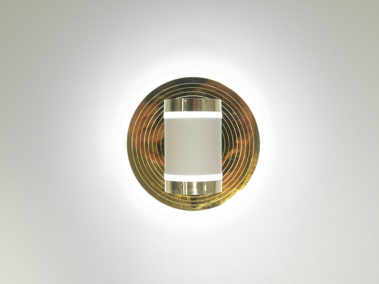 Акцентне підсвічування для дзеркал і картин призначене для акцентного (елементного) підсвічування в інтер'єрі - підсвічування дзеркал як у приміщенні, так і у ванній кімнаті, для картин, витворів мистецтва, стінних ніш.
У цій серії всі світильники оснащені світлодіодними енергозберігаючими лампами, які при дуже низькій споживаній потужності створюють потужний світловий потік.
Кріпиться до будь-яких поверхонь стін універсальним кріпленням на монтажну планку.