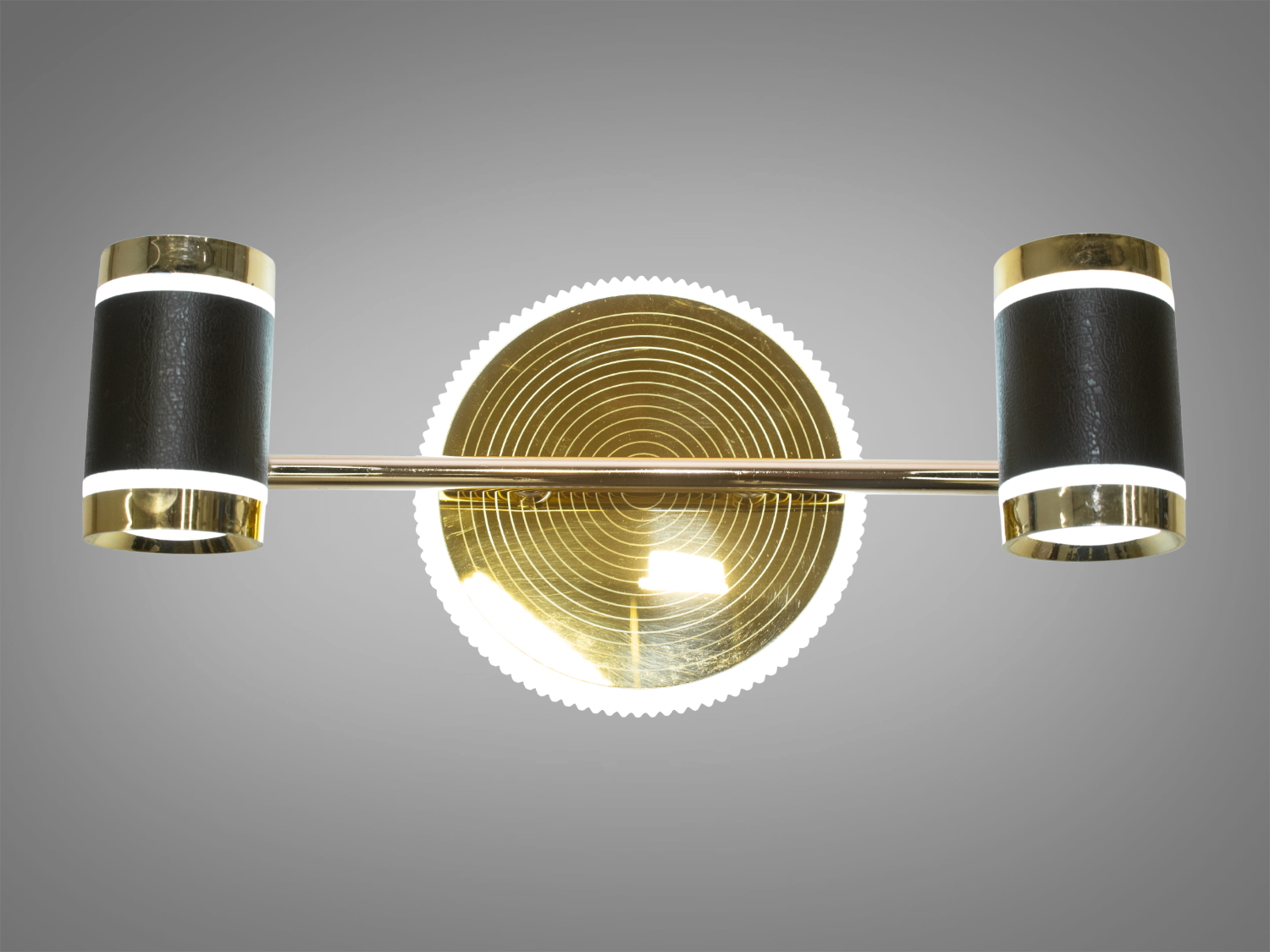 Сучасне підсвічування для картин та дзеркал призначене для акцентного (елементного) підсвічування в інтер'єрі - підсвічування дзеркал як у приміщенні, так і у ванній кімнаті, для картин, витворів мистецтва, стінних ніш.
У цій серії всі світильники оснащені світлодіодними енергозберігаючими лампами, які при дуже низькій споживаній потужності створюють потужний світловий потік.
Кріпиться до будь-яких поверхонь стін універсальним кріпленням на монтажну планку.