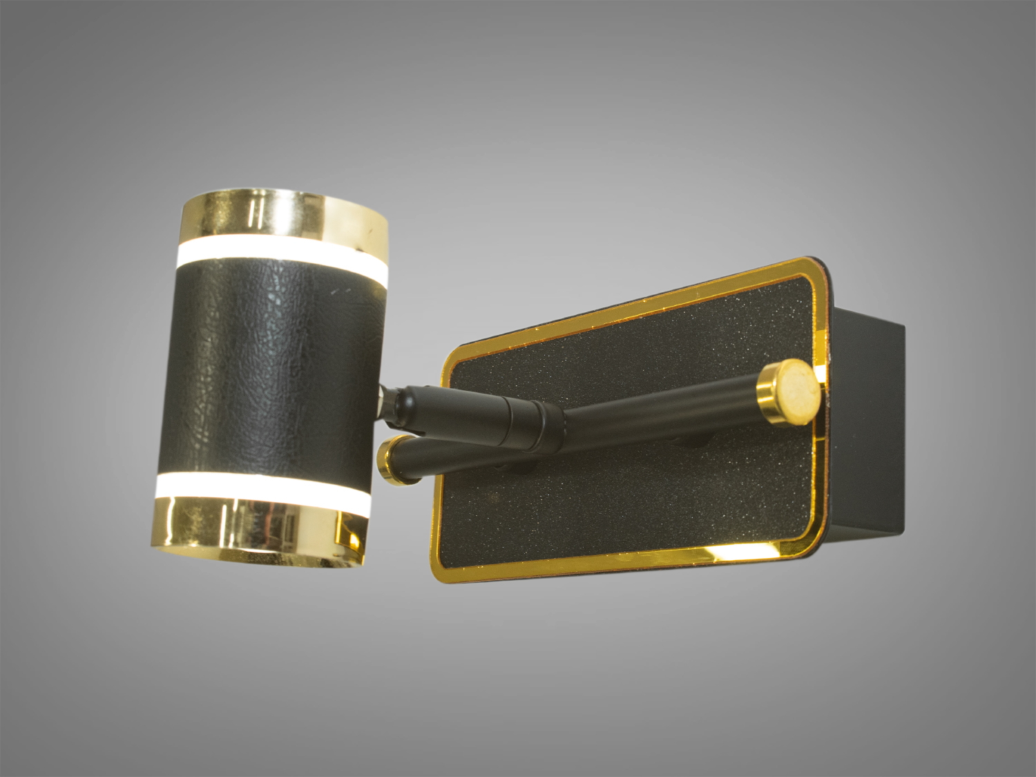 Одинарне підсвічування в коридор для дзеркал і картин призначене для акцентного (елементного) підсвічування в інтер'єрі - підсвічування дзеркал як у приміщенні, так і у ванній кімнаті, для картин, творів мистецтва, стінних ніш.
У цій серії всі світильники оснащені світлодіодними енергозберігаючими лампами, які при дуже низькій споживаній потужності створюють потужний світловий потік.
Кріпиться до будь-яких поверхонь стін універсальним кріпленням на монтажну планку.