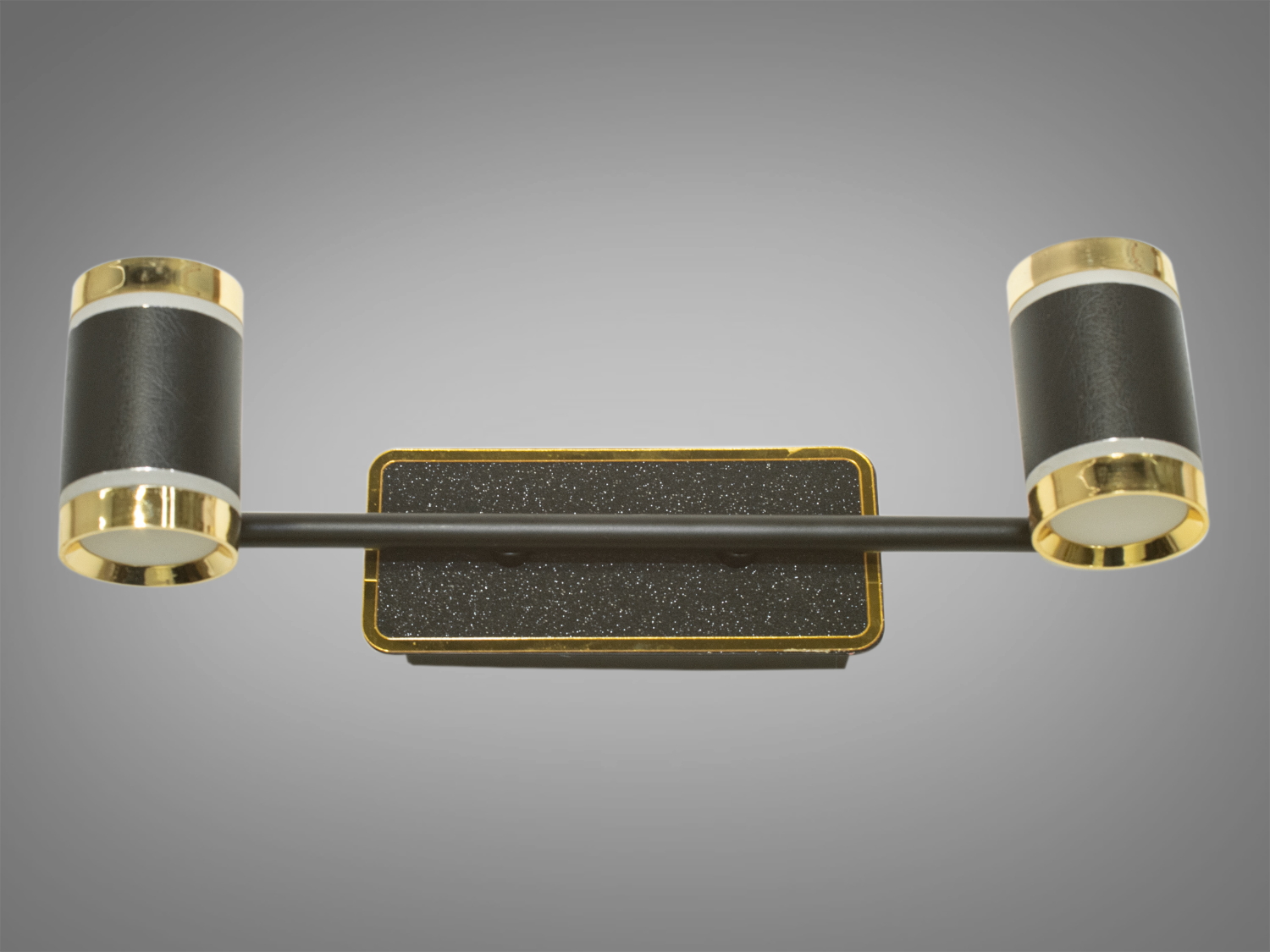 Стильне підсвічування у вітальню для дзеркал та картин призначене для акцентного (елементного) підсвічування в інтер'єрі - підсвічування дзеркал як у приміщенні, так і у ванній кімнаті, для картин, витворів мистецтва, стінних ніш.
У цій серії всі світильники оснащені світлодіодними енергозберігаючими лампами, які при дуже низькій споживаній потужності створюють потужний світловий потік.
Кріпиться до будь-яких поверхонь стін універсальним кріпленням на монтажну планку.