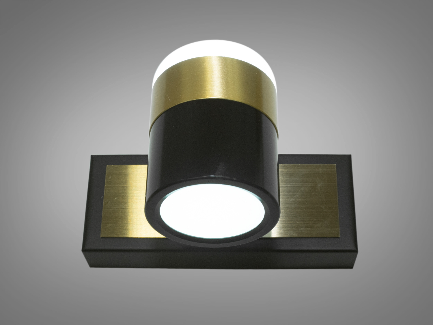 Підсвічування на 1 лампу в нішу для дзеркал і картин призначене для акцентного (елементного) підсвічування в інтер'єрі - підсвічування дзеркал як у приміщенні, так і у ванній кімнаті, для картин, творів мистецтва, стінних ніш.
У цій серії всі світильники оснащені світлодіодними енергозберігаючими лампами, які при дуже низькій споживаній потужності створюють потужний світловий потік.
Кріпиться до будь-яких поверхонь стін універсальним кріпленням на монтажну планку.