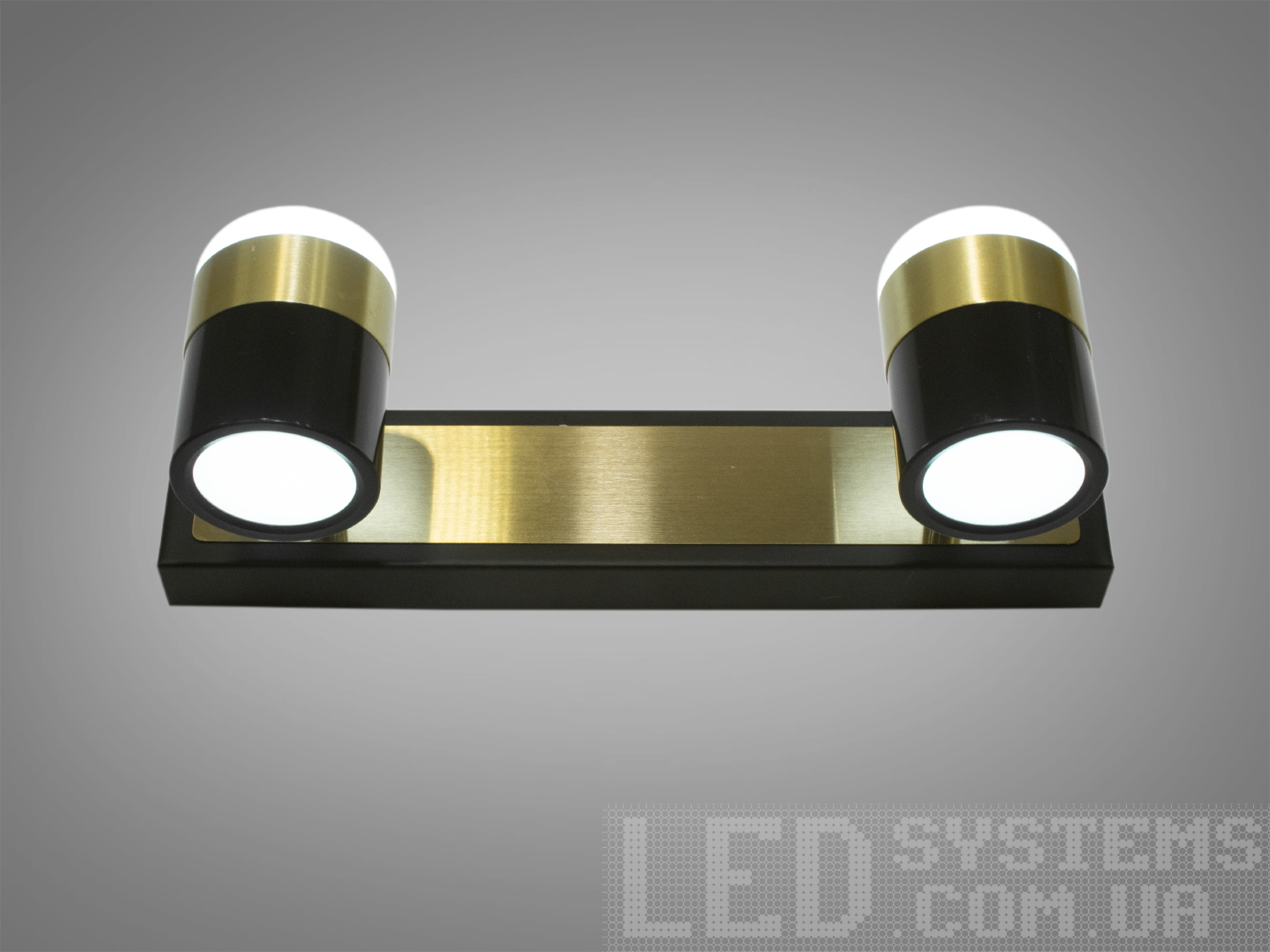 Настінний LED світильник 8 Вт у латуні з CCT-перемиканням через настінний вимикач. Підійде для підсвічування дзеркал, картин та ніш у сучасних інтер’єрах.