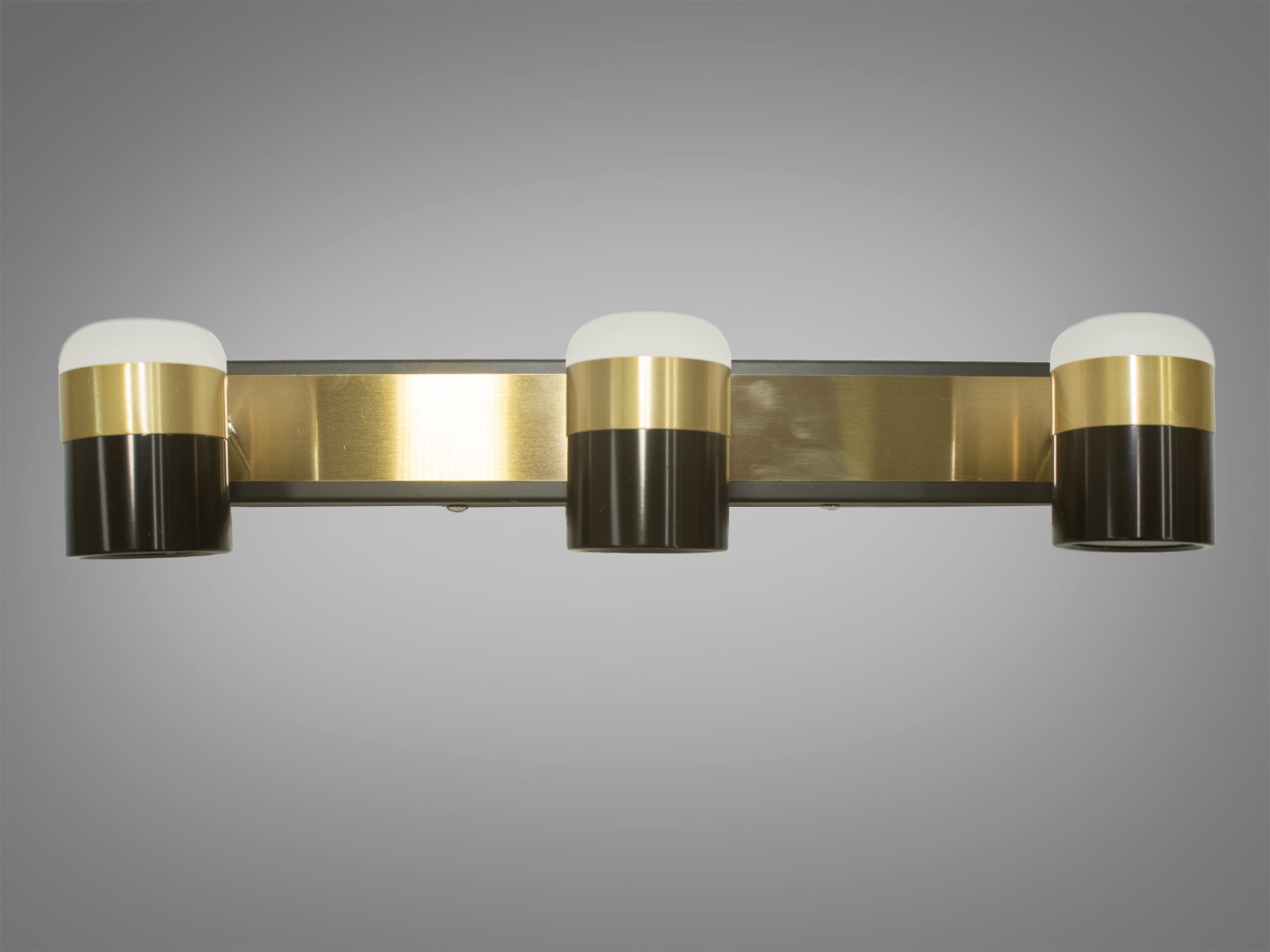 Сучасне підсвічування для дзеркал і картин призначене для акцентного (елементного) підсвічування в інтер'єрі - підсвічування дзеркал як у приміщенні, так і у ванній кімнаті, для картин, витворів мистецтва, стінних ніш.
У цій серії всі світильники оснащені світлодіодними енергозберігаючими лампами, які при дуже низькій споживаній потужності створюють потужний світловий потік.
Кріпиться до будь-яких поверхонь стін універсальним кріпленням на монтажну планку.