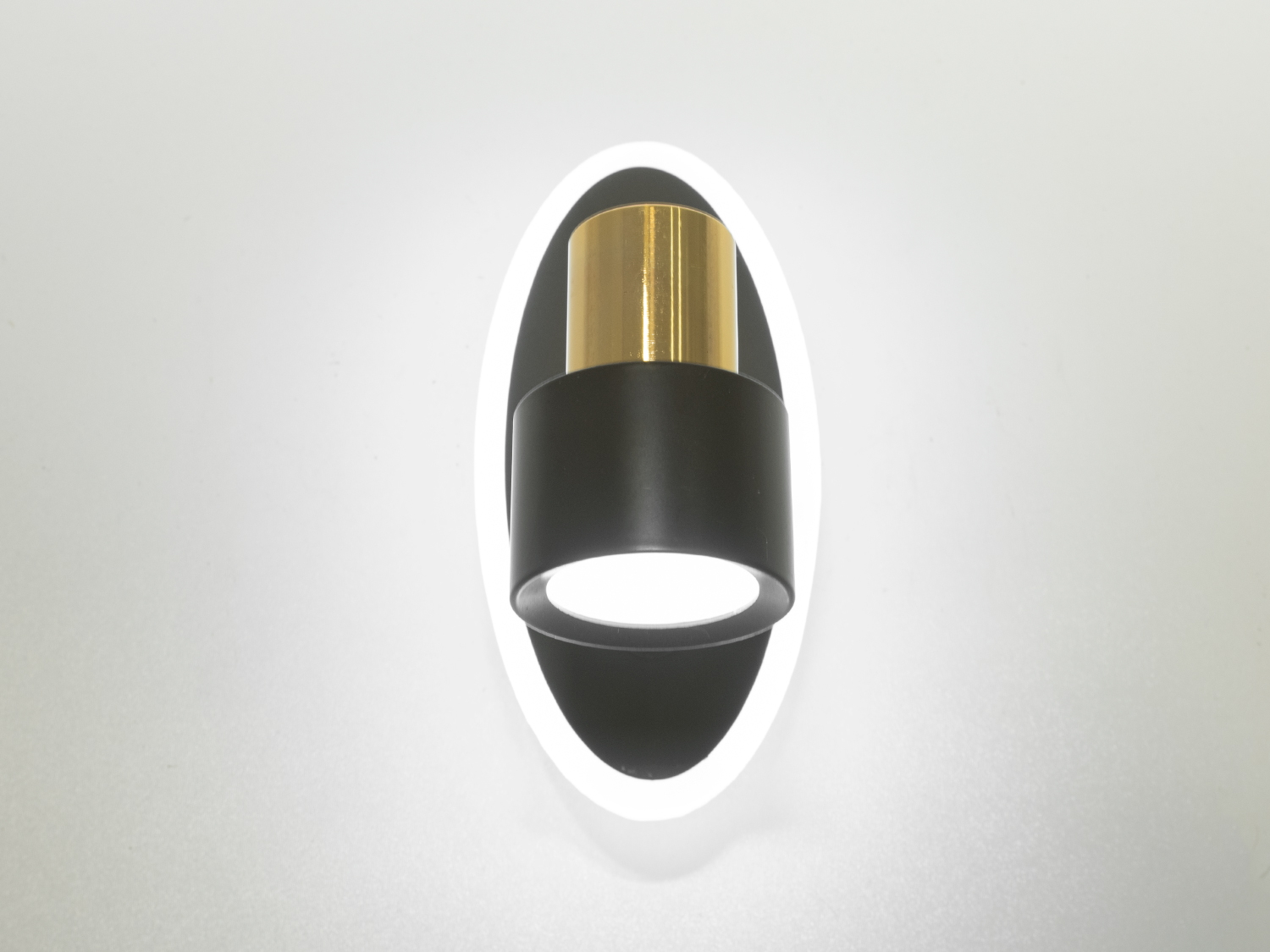 Акцентне підсвічування в спальню для дзеркал і картин призначене для акцентного (елементного) підсвічування в інтер'єрі - підсвічування дзеркал як у приміщенні, так і у ванній кімнаті, для картин, витворів мистецтва, стінних ніш.
У цій серії всі світильники оснащені світлодіодними енергозберігаючими лампами, які при дуже низькій споживаній потужності створюють потужний світловий потік.
Кріпиться до будь-яких поверхонь стін універсальним кріпленням на монтажну планку.