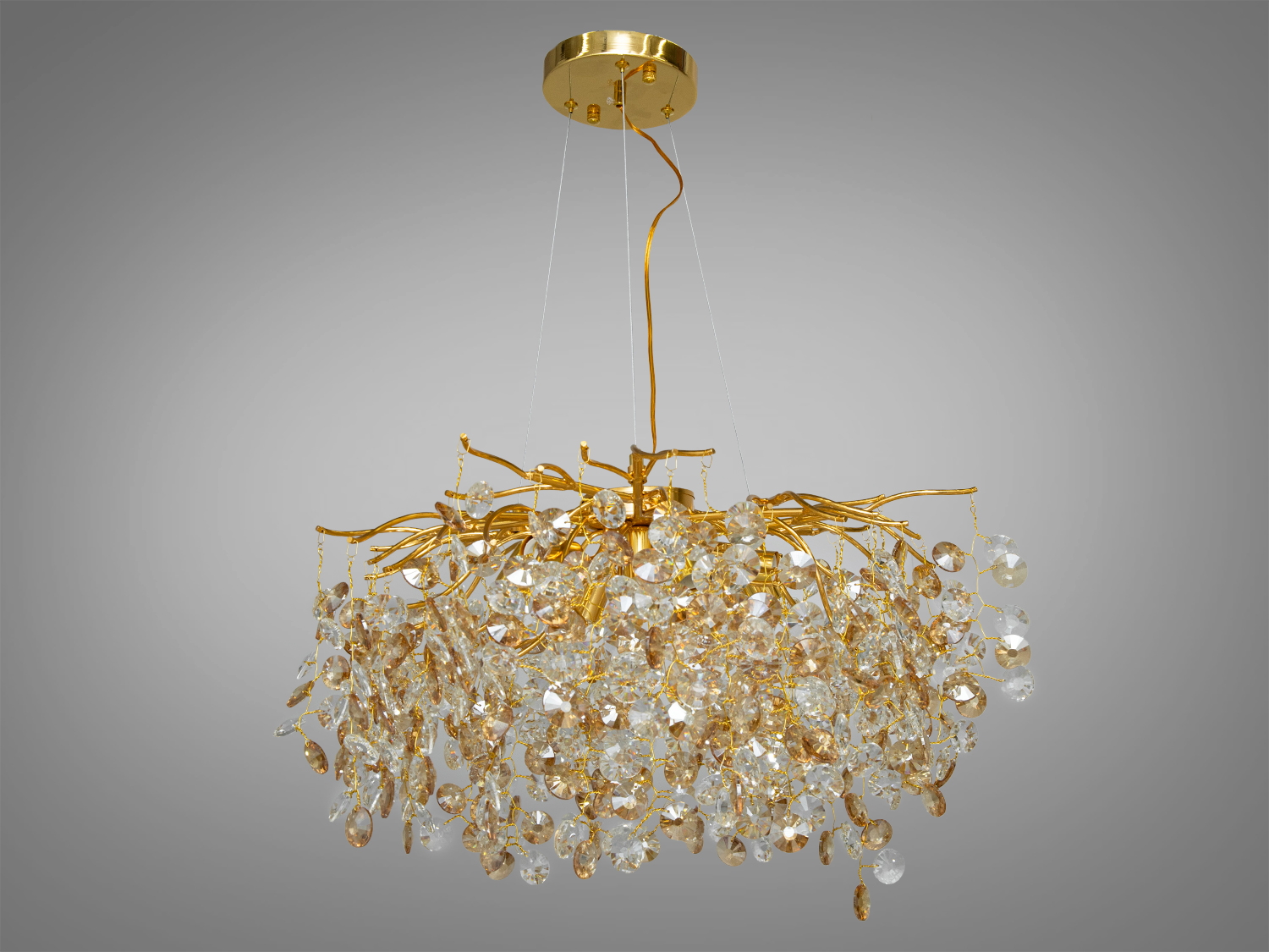 Вишукана кришталева люстра для зали з алюмінієвим каркасом, облита золотом, і відблисками кришталю, створює не тільки освітлення, а й емоційний зв'язок із природою та сезонами. Застосовується для кухні, кухні-студії, у вітальню, для зали, а також холу.
Ця дизайнерська кришталева люстра є втіленням унікальності та сучасної естетики.
Її форма ідеальна для встановлення в приміщення, де вона може працювати не тільки як світильник, але і як візуальний орієнтир, підкреслюючи елементи інтер'єру і створюючи відчуття впорядкованості.
Люстра під лампи з цоколем Е14 не тільки забезпечує ідеальне освітлення, але й дозволяє адаптувати інтенсивність світла до настрою чи потреб моменту, від яскравих веселощів до приглушеної романтики.
Каркас люстри виконаний з легкого, але міцного алюмінію, що гарантує довговічність та стабільність конструкції. Гілки люстри легко згинаються, дозволяючи вам експериментувати з формою: ви можете зробити її більш об'ємною та пишною або навпаки плоскішою, якщо простір не дозволяє використовувати великі люстри.
Лампи до комплекту не входять. Увага. Вага люстри 8.3 кг.
Лампи до комплекту не входять.