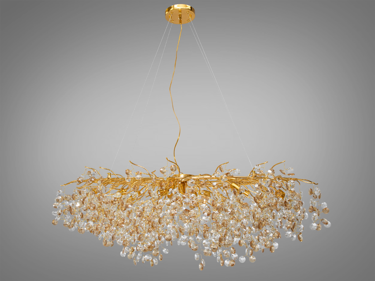 Розкішна овальна кришталева люстра-підвіс для вітальні робить її ідеальною для встановлення над обідніми столами або робочими зонами, де вона може працювати не тільки як освітлювальний прилад, а й як візуальний орієнтир, створюючи почуття впорядкованості, наприклад, над стільницею бару або в просторому лобі. Застосовується у вітальню, спальню, для залу, для холу, на кухню студію, кухню-їдальню, для холу.
Продуманість конструкції люстри дозволяє світлу розтікатися у просторі, створюючи динамічний ефект, поширюючи світло на всі куточки кімнати. Ця особливість робить люстру дуже придатною для сучасних інтер'єрів, де просторова гармонія та чіткість форм є ключовими.
Дизайнерська люстра з алюмінієвим каркасом, облита золотом, і відблисками кришталів, створює не лише освітлення, а й емоційний зв'язок із природою та сезонами.
Особливість цієї люстри полягає в її патронах для цоколя Е14, які роблять її більш універсальною та легко адаптованою до різних освітлювальних потреб у порівнянні з традиційними моделями. Широкий вибір ламп дозволяє точно налаштувати освітлення відповідно до ваших вимог та стилю інтер'єру.
Легка, але міцна конструкція з металу гарантує не тільки довговічність, але і легкість монтажу і можливість регулювання висоти.
Лампи до комплекту не входять. Увага. Вага люстри 14кг.