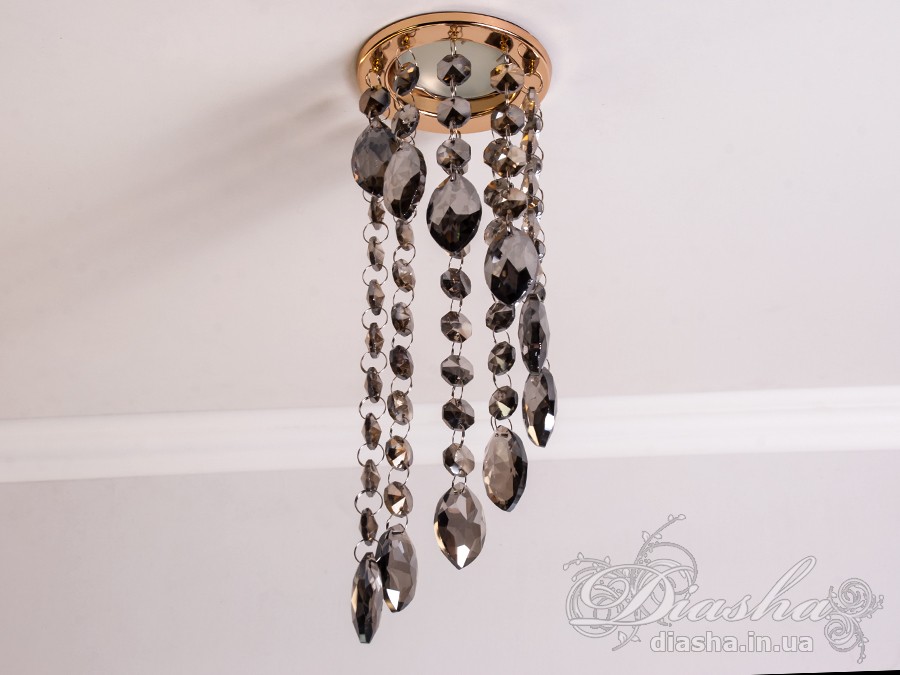 Цей врізний точковий світильник з кришталевими підвісами є витонченим та елегантним рішенням для тих, хто шукає унікальний освітлювальний прилад, здатний додати розкоші та благородства будь-якому інтер'єру. Він являє собою поєднання класики та сучасності, втілюючи розкішні традиції в оформленні оселі.
Світильник укомплектований багатогранними кришталевими підвісами, що відбивають світло, створюючи чарівний світловий спектакль із яскравими блискучими рефлексами на стінах і стелі. Кожен підвіс витончено розрізає промінь світла, перетворюючи його на безліч танцюючих іскор, які збагачують простір теплотою та мерехтливістю.
Такий світильник стане ідеальним вибором для залу, де його можна використовувати для створення акцентованого освітлення або для додання атмосфери вишуканості під час вечірніх зустрічей. У кухні точковий світильник з кришталевими підвісами може виступати як розкішний акцент, який не тільки висвітлює, але й прикрашає простір. У спальні він створить інтимну атмосферу, граючи з візерунками світла та тіні, надаючи кімнаті відчуття спокою та затишку.
У кафе або ресторанах такий світильник може стати особливим декоративним елементом, що привертає увагу відвідувачів та створює ефектний візуальний акцент. Його світло не тільки покращить видимість, але й додасть естетичної насолоди перебуванню в приміщенні.
Для тих, хто шукає купити дешево точковий світильник, ця модель від ТМ &laquo;Діаша&raquo; може стати відмінним рішенням, оскільки вона поєднує в собі привабливий зовнішній вигляд та доступність. Вона призначена для різноманітних стилів від класичного до сучасного, від арт-деко до мінімалізму, дозволяючи легко вписатися в будь-який декор.
Основна унікальність цього точкового світильника полягає в його здатності прикрасити та освітлити простір, роблячи його видатним та таким який легко запам&rsquo;ятовується. Він не просто виконує свою функцію освітлення, але й служить джерелом натхнення та краси, привносячи у повсякденне життя трохи чарівності та розкоші.