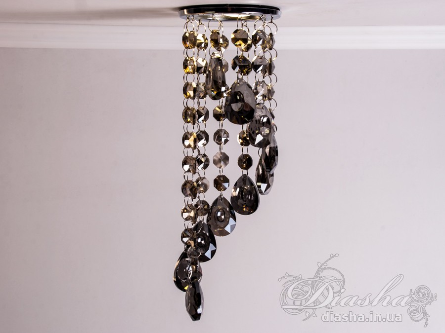 Цей врізний точковий світильник з кришталевими підвісами є витонченим та елегантним рішенням для тих, хто шукає унікальний освітлювальний прилад, здатний додати розкоші та благородства будь-якому інтер'єру. Він являє собою поєднання класики та сучасності, втілюючи розкішні традиції в оформленні оселі.
Світильник укомплектований багатогранними кришталевими підвісами, що відбивають світло, створюючи чарівний світловий спектакль із яскравими блискучими рефлексами на стінах і стелі. Кожен підвіс витончено розрізає промінь світла, перетворюючи його на безліч танцюючих іскор, які збагачують простір теплотою та мерехтливістю.
Такий світильник стане ідеальним вибором для залу, де його можна використовувати для створення акцентованого освітлення або для додання атмосфери вишуканості під час вечірніх зустрічей. У кухні точковий світильник з кришталевими підвісами може виступати як розкішний акцент, який не тільки висвітлює, але й прикрашає простір. У спальні він створить інтимну атмосферу, граючи з візерунками світла та тіні, надаючи кімнаті відчуття спокою та затишку.
У кафе або ресторанах такий світильник може стати особливим декоративним елементом, що привертає увагу відвідувачів та створює ефектний візуальний акцент. Його світло не тільки покращить видимість, але й додасть естетичної насолоди перебуванню в приміщенні.
Для тих, хто шукає купити дешево точковий світильник, ця модель від ТМ &laquo;Діаша&raquo; може стати відмінним рішенням, оскільки вона поєднує в собі привабливий зовнішній вигляд та доступність. Вона призначена для різноманітних стилів від класичного до сучасного, від арт-деко до мінімалізму, дозволяючи легко вписатися в будь-який декор.
Основна унікальність цього точкового світильника полягає в його здатності прикрасити та освітлити простір, роблячи його видатним та таким який легко запам&rsquo;ятовується. Він не просто виконує свою функцію освітлення, але й служить джерелом натхнення та краси, привносячи у повсякденне життя трохи чарівності та розкоші.