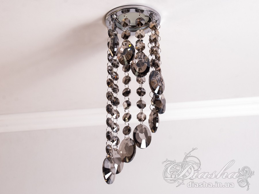 Цей врізний точковий світильник з кришталевими підвісами є витонченим та елегантним рішенням для тих, хто шукає унікальний освітлювальний прилад, здатний додати розкоші та благородства будь-якому інтер'єру. Він являє собою поєднання класики та сучасності, втілюючи розкішні традиції в оформленні оселі.
Світильник укомплектований багатогранними кришталевими підвісами, що відбивають світло, створюючи чарівний світловий спектакль із яскравими блискучими рефлексами на стінах і стелі. Кожен підвіс витончено розрізає промінь світла, перетворюючи його на безліч танцюючих іскор, які збагачують простір теплотою та мерехтливістю.
Такий світильник стане ідеальним вибором для залу, де його можна використовувати для створення акцентованого освітлення або для додання атмосфери вишуканості під час вечірніх зустрічей. У кухні точковий світильник з кришталевими підвісами може виступати як розкішний акцент, який не тільки висвітлює, але й прикрашає простір. У спальні він створить інтимну атмосферу, граючи з візерунками світла та тіні, надаючи кімнаті відчуття спокою та затишку.
У кафе або ресторанах такий світильник може стати особливим декоративним елементом, що привертає увагу відвідувачів та створює ефектний візуальний акцент. Його світло не тільки покращить видимість, але й додасть естетичної насолоди перебуванню в приміщенні.
Для тих, хто шукає купити дешево точковий світильник, ця модель від ТМ &laquo;Діаша&raquo; може стати відмінним рішенням, оскільки вона поєднує в собі привабливий зовнішній вигляд та доступність. Вона призначена для різноманітних стилів від класичного до сучасного, від арт-деко до мінімалізму, дозволяючи легко вписатися в будь-який декор.
Основна унікальність цього точкового світильника полягає в його здатності прикрасити та освітлити простір, роблячи його видатним та таким який легко запам&rsquo;ятовується. Він не просто виконує свою функцію освітлення, але й служить джерелом натхнення та краси, привносячи у повсякденне життя трохи чарівності та розкоші.