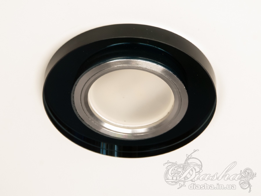 Зазвичай точкові світильники призначаються для підвісних стель і для підсвічування різних ніш або робочої поверхні. Конструктивно точковий світильник складається з двох частин: видимої - декоративної та вбудованої - функціональною. Функціональна частина світильників складається з каркаса, куди вставляється джерело світла та кріпиться декоративна частина, а також затискачів, які призначені для кріплення світильника до стелі. Різноманітність декоративної частини точкових світильників&nbsp;дозволяє зробити Ваш інтер'єр неповторним. Головні якості сучасних точкових світильників - це рівномірне освітлення всього приміщення з можливістю акцентування необхідних деталей інтер'єру.&nbsp;
У світильник вбудовано підсвічування потужністю 3Вт (колірна температура 3200K &ndash; теплий білий).
Для оптових покупців відпускається лише ящиками по 50 шт. 
Лампа&nbsp;MR-16 в комплект не входять.