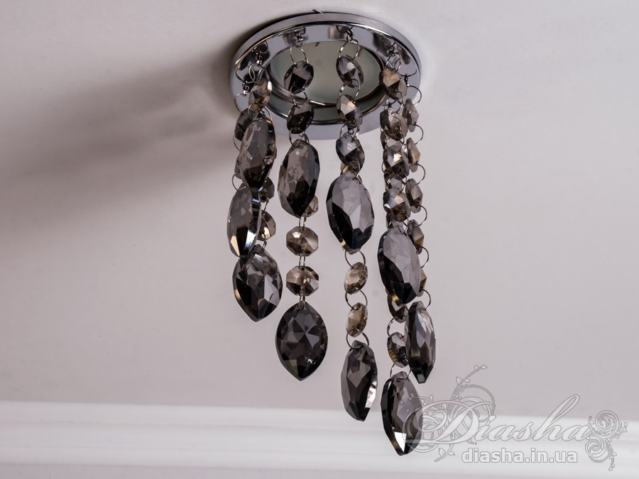 Бездоганна елегантність цього точкового світильника, поєднана з сяючим блиском високоякісного кришталю принесе Вам чимало приємних хвилин.
У центрі його уваги &ndash; кругле світлодіодне точкове джерело, яке ідеально освітлює приміщення. Його основа відзначається чистотою та сучасністю, але справжня витонченість починається по його обрамленню.
Крайові частини світильника прикрашають матовані чорні шестигранні кришталеві підвіси, розташовані по краях. Кожен із них &ndash; окрема скульптурна форма, створюючи чудовий ефект різноманіття та глибини. Кришталеві підвіси по краю світильника створюють геометричний ритм та гармонію.
Ці маленькі шестигранні підвіси слугують не лише декоративним елементом, але й функціональною частиною. Вони створюють градацію висоти, а до їхніх кінців підвішені великі кришталеві краплі, що нагадують про дорогоцінні каплі роси. Такий елементарний, але вишуканий дизайн додає світильнику витонченості та природності.
Різноманітні висоти кришталевих підвісів не лише створюють динаміку в образі, але і розвивають унікальний світловий пейзаж. Кришталі взаємодіють зі світлом, розсіюючи його і створюючи враження м'якої та атмосферної освітленості.
Цей точковий світильник ідеально вписується у сучасні інтер'єри, надаючи приміщенню не лише функціонального, але й художнього значення. Його здатність змінювати динаміку світла та створювати унікальну гру світла виявляється в кожному моменті, роблячи цей світильник як чудовим джерелом освітлення, так і витвором мистецтва, яке надихає та захоплює своєю естетикою.
Наш точковий світильник з кришталевими підвісками ідеально вписується в різноманітні стилі інтер'єру та може бути вдалим доповненням для різних приміщень:
Сучасний стиль (Modern): Своєю сучасною геометричною формою та інноваційним дизайном, світильник виглядає ефектно у сучасних приміщеннях, де важлива чистота ліній та мінімалістичний підхід до декору.
Сучасний класицизм (Modern Classic): Комбінація кришталевих деталей та чорного матового кольору додає елементи класичного стилю, що робить його вдалим вибором для класичних сучасних інтер'єрів.
Лофт (Loft): Чорне покриття та нестандартний дизайн роблять його відмінним вибором для стилізованих лофт-просторів, де важливі нестандартні елементи та сучасна естетика.
Еклектика (Eclectic): Завдяки унікальній формі та різноманіттю висот кришталевих підвісів, світильник може бути вдалою доповнюючою деталлю в інтер'єрах з еклектичним підходом, поєднуючи елементи різних стилів.
Розкіш (Luxury): Кришталеві деталі і високоякісне виконання роблять цей світильник відмінним вибором для розкішних інтер'єрів, де важливо створити враження розкоші та елегантності.
Щодо приміщень, цей світильник може бути впізнаним у:
Вітальнях та гостьових кімнатах: Як центральний акцент в приміщеннях для відпочинку.
Спальнях: Де його естетика може додати атмосфери розкоші та інтимності.
Ресторанах і вестибюлях готелів: Де важливо створити перше враження розкоші.
Офісах та конференц-залах: Де цей світильник може служити як елемент сучасного офісного дизайну.
Сучасних арт-просторах: Де його вишуканий дизайн може виглядати як самостійний об'єкт мистецтва.
Загалом, цей світильник демонструє універсальність та може бути успішно впроваджений в різних стилях та типах приміщень.