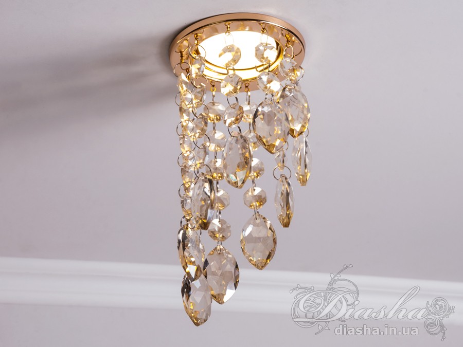 Бездоганна елегантність цього точкового світильника, поєднана з сяючим блиском високоякісного кришталю принесе Вам чимало приємних хвилин. 
Наприклад, Ви зможете доповнити інтер'єр з люстрою серії 