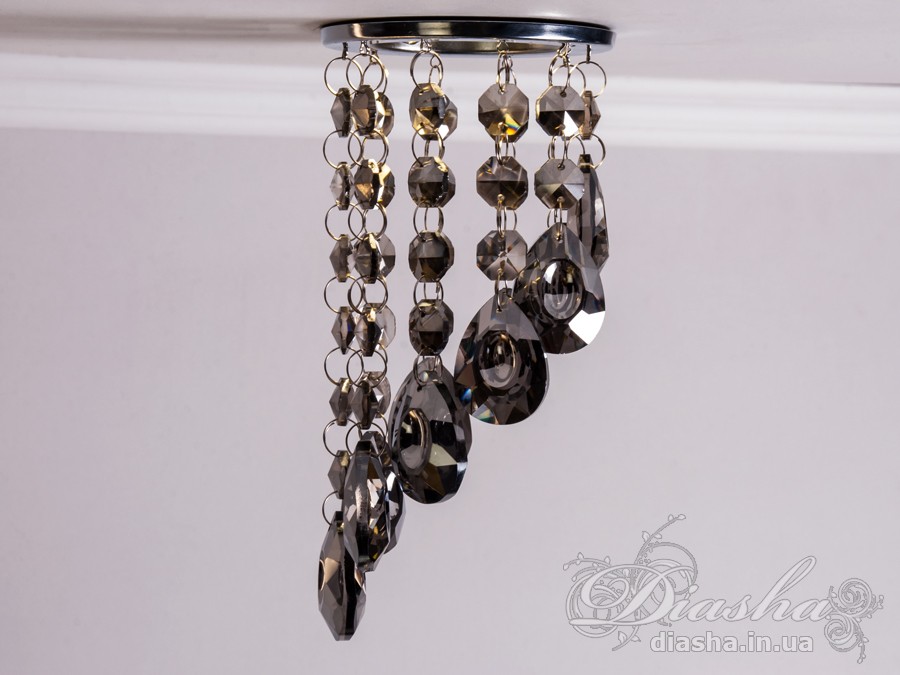 Бездоганна елегантність цього точкового світильника, поєднана з сяючим блиском високоякісного кришталю принесе Вам чимало приємних хвилин.
У центрі його уваги &ndash; кругле світлодіодне точкове джерело, яке ідеально освітлює приміщення. Його основа відзначається чистотою та сучасністю, але справжня витонченість починається по його обрамленню.
Крайові частини світильника прикрашають матовані чорні шестигранні кришталеві підвіси, розташовані по краях. Кожен із них &ndash; окрема скульптурна форма, створюючи чудовий ефект різноманіття та глибини. Кришталеві підвіси по краю світильника створюють геометричний ритм та гармонію.
Ці маленькі шестигранні підвіси слугують не лише декоративним елементом, але й функціональною частиною. Вони створюють градацію висоти, а до їхніх кінців підвішені великі кришталеві краплі, що нагадують про дорогоцінні каплі роси. Такий елементарний, але вишуканий дизайн додає світильнику витонченості та природності.
Різноманітні висоти кришталевих підвісів не лише створюють динаміку в образі, але і розвивають унікальний світловий пейзаж. Кришталі взаємодіють зі світлом, розсіюючи його і створюючи враження м'якої та атмосферної освітленості.
Цей точковий світильник ідеально вписується у сучасні інтер'єри, надаючи приміщенню не лише функціонального, але й художнього значення. Його здатність змінювати динаміку світла та створювати унікальну гру світла виявляється в кожному моменті, роблячи цей світильник як чудовим джерелом освітлення, так і витвором мистецтва, яке надихає та захоплює своєю естетикою.
Наш точковий світильник з кришталевими підвісками ідеально вписується в різноманітні стилі інтер'єру та може бути вдалим доповненням для різних приміщень:
Сучасний стиль (Modern): Своєю сучасною геометричною формою та інноваційним дизайном, світильник виглядає ефектно у сучасних приміщеннях, де важлива чистота ліній та мінімалістичний підхід до декору.
Сучасний класицизм (Modern Classic): Комбінація кришталевих деталей та чорного матового кольору додає елементи класичного стилю, що робить його вдалим вибором для класичних сучасних інтер'єрів.
Лофт (Loft): Чорне покриття та нестандартний дизайн роблять його відмінним вибором для стилізованих лофт-просторів, де важливі нестандартні елементи та сучасна естетика.
Еклектика (Eclectic): Завдяки унікальній формі та різноманіттю висот кришталевих підвісів, світильник може бути вдалою доповнюючою деталлю в інтер'єрах з еклектичним підходом, поєднуючи елементи різних стилів.
Розкіш (Luxury): Кришталеві деталі і високоякісне виконання роблять цей світильник відмінним вибором для розкішних інтер'єрів, де важливо створити враження розкоші та елегантності.
Щодо приміщень, цей світильник може бути впізнаним у:
Вітальнях та гостьових кімнатах: Як центральний акцент в приміщеннях для відпочинку.
Спальнях: Де його естетика може додати атмосфери розкоші та інтимності.
Ресторанах і вестибюлях готелів: Де важливо створити перше враження розкоші.
Офісах та конференц-залах: Де цей світильник може служити як елемент сучасного офісного дизайну.
Сучасних арт-просторах: Де його вишуканий дизайн може виглядати як самостійний об'єкт мистецтва.
Загалом, цей світильник демонструє універсальність та може бути успішно впроваджений в різних стилях та типах приміщень.