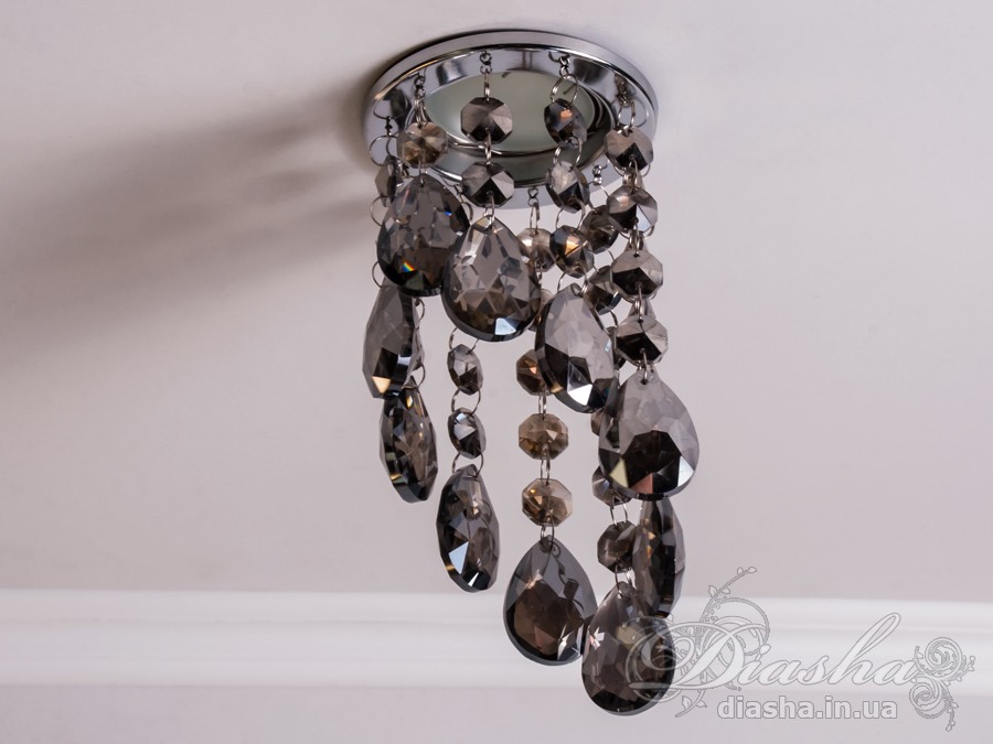 Цей врізний точковий світильник з кришталевими підвісами є витонченим та елегантним рішенням для тих, хто шукає унікальний освітлювальний прилад, здатний додати розкоші та благородства будь-якому інтер'єру. Він являє собою поєднання класики та сучасності, втілюючи розкішні традиції в оформленні оселі.
Світильник укомплектований багатогранними кришталевими підвісами, що відбивають світло, створюючи чарівний світловий спектакль із яскравими блискучими рефлексами на стінах і стелі. Кожен підвіс витончено розрізає промінь світла, перетворюючи його на безліч танцюючих іскор, які збагачують простір теплотою та мерехтливістю.
Такий світильник стане ідеальним вибором для залу, де його можна використовувати для створення акцентованого освітлення або для додання атмосфери вишуканості під час вечірніх зустрічей. У кухні точковий світильник з кришталевими підвісами може виступати як розкішний акцент, який не тільки висвітлює, але й прикрашає простір. У спальні він створить інтимну атмосферу, граючи з візерунками світла та тіні, надаючи кімнаті відчуття спокою та затишку.
У кафе або ресторанах такий світильник може стати особливим декоративним елементом, що привертає увагу відвідувачів та створює ефектний візуальний акцент. Його світло не тільки покращить видимість, але й додасть естетичної насолоди перебуванню в приміщенні.
Для тих, хто шукає купити дешево точковий світильник, ця модель від ТМ &laquo;Діаша&raquo; може стати відмінним рішенням, оскільки вона поєднує в собі привабливий зовнішній вигляд та доступність. Вона призначена для різноманітних стилів від класичного до сучасного, від арт-деко до мінімалізму, дозволяючи легко вписатися в будь-який декор.
Основна унікальність цього точкового світильника полягає в його здатності прикрасити та освітлити простір, роблячи його видатним та таким який легко запам&rsquo;ятовується. Він не просто виконує свою функцію освітлення, але й служить джерелом натхнення та краси, привносячи у повсякденне життя трохи чарівності та розкоші.