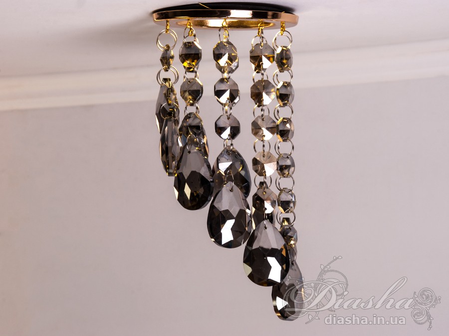 Бездоганна елегантність цього точкового світильника, поєднана з сяючим блиском високоякісного кришталю принесе Вам чимало приємних хвилин.
У центрі його уваги &ndash; кругле світлодіодне точкове джерело, яке ідеально освітлює приміщення. Його основа відзначається чистотою та сучасністю, але справжня витонченість починається по його обрамленню.
Крайові частини світильника прикрашають матовані чорні шестигранні кришталеві підвіси, розташовані по краях. Кожен із них &ndash; окрема скульптурна форма, створюючи чудовий ефект різноманіття та глибини. Кришталеві підвіси по краю світильника створюють геометричний ритм та гармонію.
Ці маленькі шестигранні підвіси слугують не лише декоративним елементом, але й функціональною частиною. Вони створюють градацію висоти, а до їхніх кінців підвішені великі кришталеві краплі, що нагадують про дорогоцінні каплі роси. Такий елементарний, але вишуканий дизайн додає світильнику витонченості та природності.
Різноманітні висоти кришталевих підвісів не лише створюють динаміку в образі, але і розвивають унікальний світловий пейзаж. Кришталі взаємодіють зі світлом, розсіюючи його і створюючи враження м'якої та атмосферної освітленості.
Цей точковий світильник ідеально вписується у сучасні інтер'єри, надаючи приміщенню не лише функціонального, але й художнього значення. Його здатність змінювати динаміку світла та створювати унікальну гру світла виявляється в кожному моменті, роблячи цей світильник як чудовим джерелом освітлення, так і витвором мистецтва, яке надихає та захоплює своєю естетикою.
Наш точковий світильник з кришталевими підвісками ідеально вписується в різноманітні стилі інтер'єру та може бути вдалим доповненням для різних приміщень:
Сучасний стиль (Modern): Своєю сучасною геометричною формою та інноваційним дизайном, світильник виглядає ефектно у сучасних приміщеннях, де важлива чистота ліній та мінімалістичний підхід до декору.
Сучасний класицизм (Modern Classic): Комбінація кришталевих деталей та чорного матового кольору додає елементи класичного стилю, що робить його вдалим вибором для класичних сучасних інтер'єрів.
Лофт (Loft): Чорне покриття та нестандартний дизайн роблять його відмінним вибором для стилізованих лофт-просторів, де важливі нестандартні елементи та сучасна естетика.
Еклектика (Eclectic): Завдяки унікальній формі та різноманіттю висот кришталевих підвісів, світильник може бути вдалою доповнюючою деталлю в інтер'єрах з еклектичним підходом, поєднуючи елементи різних стилів.
Розкіш (Luxury): Кришталеві деталі і високоякісне виконання роблять цей світильник відмінним вибором для розкішних інтер'єрів, де важливо створити враження розкоші та елегантності.
Щодо приміщень, цей світильник може бути впізнаним у:
Вітальнях та гостьових кімнатах: Як центральний акцент в приміщеннях для відпочинку.
Спальнях: Де його естетика може додати атмосфери розкоші та інтимності.
Ресторанах і вестибюлях готелів: Де важливо створити перше враження розкоші.
Офісах та конференц-залах: Де цей світильник може служити як елемент сучасного офісного дизайну.
Сучасних арт-просторах: Де його вишуканий дизайн може виглядати як самостійний об'єкт мистецтва.
Загалом, цей світильник демонструє універсальність та може бути успішно впроваджений в різних стилях та типах приміщень.