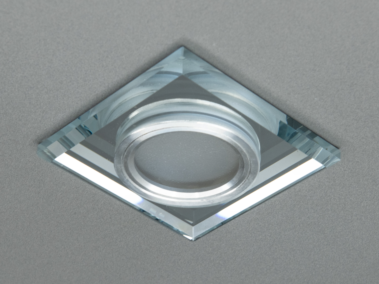 Елегантний точковий світильник для залу відрізняється лаконічною геометричною формою та вишуканою обробкою скла, створюючи ефект легкості та прозорості.