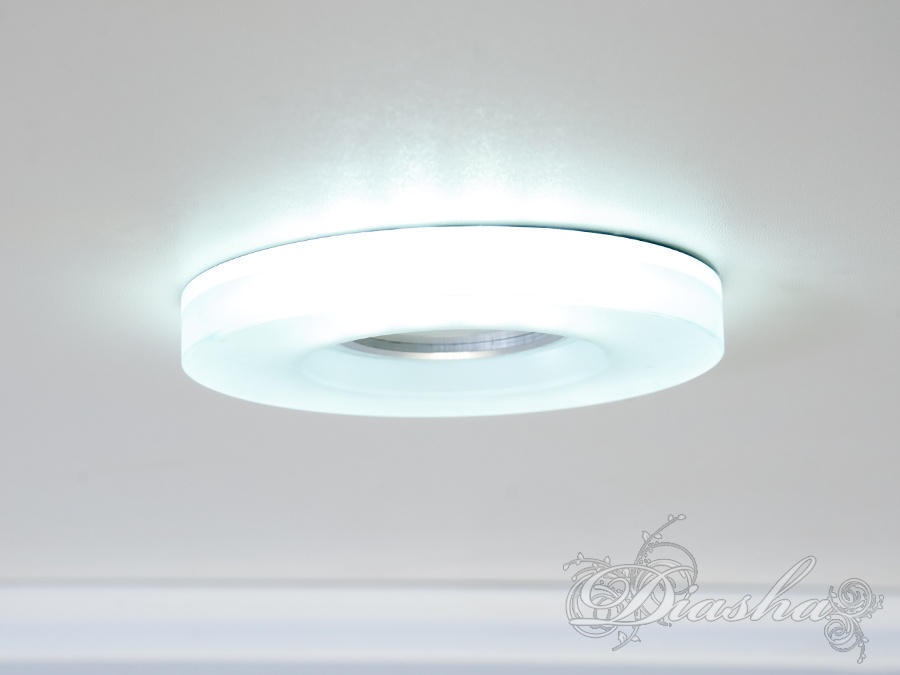 Зазвичай точкові світильники призначаються для підвісних стель і для підсвічування різних ніш або робочої поверхні. Конструктивно точковий світильник складається з двох частин: видимої - декоративної та вбудованої - функціональною. Функціональна частина світильників складається з каркаса, куди вставляється джерело світла та кріпиться декоративна частина, а також затискачів, які призначені для кріплення світильника до стелі. Різноманітність декоративної частини точкових світильників&nbsp;дозволяє зробити Ваш інтер'єр неповторним. Головні якості сучасних точкових світильників - це рівномірне освітлення всього приміщення з можливістю акцентування необхідних деталей інтер'єру. 
Для оптових покупців відпускається лише ящиками по 50 шт. 
Лампа і трансформатор в комплект не входять.