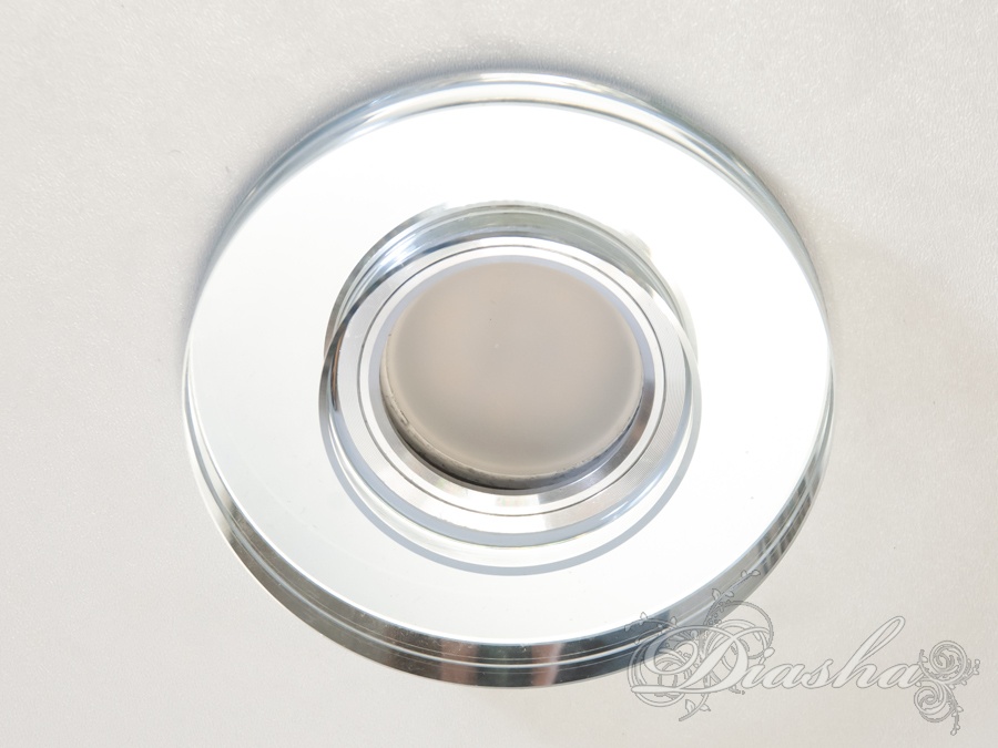 Зазвичай точкові світильники призначаються для підвісних стель і для підсвічування різних ніш або робочої поверхні. Конструктивно точковий світильник складається з двох частин: видимої - декоративної та вбудованої - функціональною. Функціональна частина світильників складається з каркаса, куди вставляється джерело світла та кріпиться декоративна частина, а також затискачів, які призначені для кріплення світильника до стелі. Різноманітність декоративної частини точкових світильників&nbsp;дозволяє зробити Ваш інтер'єр неповторним. Головні якості сучасних точкових світильників - це рівномірне освітлення всього приміщення з можливістю акцентування необхідних деталей інтер'єру. 
Для оптових покупців відпускається лише ящиками по 50 шт. 
Лампа і трансформатор в комплект не входять.