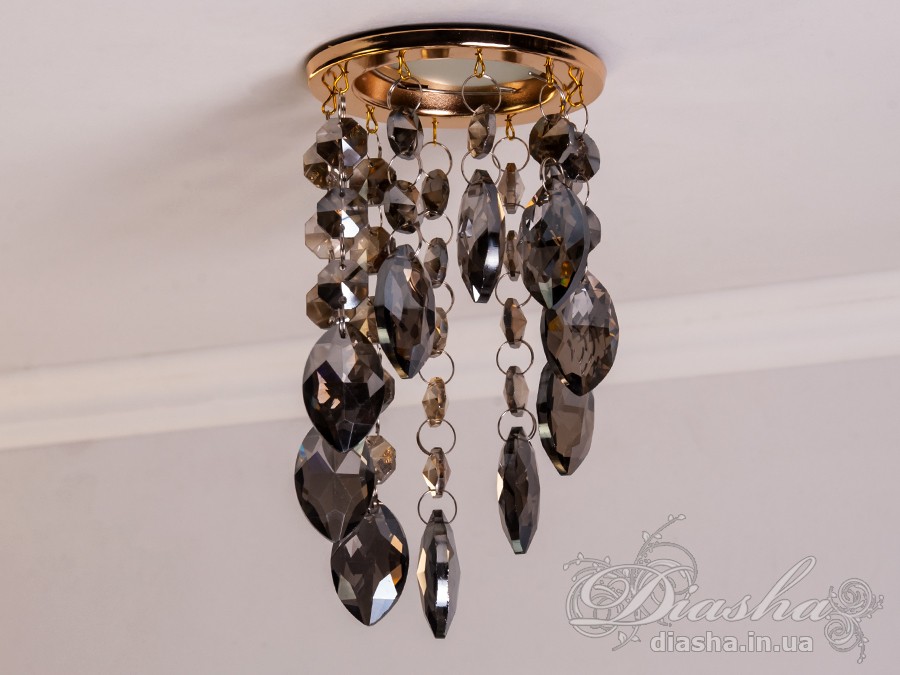 Бездоганна елегантність цього точкового світильника, поєднана з сяючим блиском високоякісного кришталю принесе Вам чимало приємних хвилин.
У центрі його уваги &ndash; кругле світлодіодне точкове джерело, яке ідеально освітлює приміщення. Його основа відзначається чистотою та сучасністю, але справжня витонченість починається по його обрамленню.
Крайові частини світильника прикрашають матовані чорні шестигранні кришталеві підвіси, розташовані по краях. Кожен із них &ndash; окрема скульптурна форма, створюючи чудовий ефект різноманіття та глибини. Кришталеві підвіси по краю світильника створюють геометричний ритм та гармонію.
Ці маленькі шестигранні підвіси слугують не лише декоративним елементом, але й функціональною частиною. Вони створюють градацію висоти, а до їхніх кінців підвішені великі кришталеві краплі, що нагадують про дорогоцінні каплі роси. Такий елементарний, але вишуканий дизайн додає світильнику витонченості та природності.
Різноманітні висоти кришталевих підвісів не лише створюють динаміку в образі, але і розвивають унікальний світловий пейзаж. Кришталі взаємодіють зі світлом, розсіюючи його і створюючи враження м'якої та атмосферної освітленості.
Цей точковий світильник ідеально вписується у сучасні інтер'єри, надаючи приміщенню не лише функціонального, але й художнього значення. Його здатність змінювати динаміку світла та створювати унікальну гру світла виявляється в кожному моменті, роблячи цей світильник як чудовим джерелом освітлення, так і витвором мистецтва, яке надихає та захоплює своєю естетикою.
Наш точковий світильник з кришталевими підвісками ідеально вписується в різноманітні стилі інтер'єру та може бути вдалим доповненням для різних приміщень:
Сучасний стиль (Modern): Своєю сучасною геометричною формою та інноваційним дизайном, світильник виглядає ефектно у сучасних приміщеннях, де важлива чистота ліній та мінімалістичний підхід до декору.
Сучасний класицизм (Modern Classic): Комбінація кришталевих деталей та чорного матового кольору додає елементи класичного стилю, що робить його вдалим вибором для класичних сучасних інтер'єрів.
Лофт (Loft): Чорне покриття та нестандартний дизайн роблять його відмінним вибором для стилізованих лофт-просторів, де важливі нестандартні елементи та сучасна естетика.
Еклектика (Eclectic): Завдяки унікальній формі та різноманіттю висот кришталевих підвісів, світильник може бути вдалою доповнюючою деталлю в інтер'єрах з еклектичним підходом, поєднуючи елементи різних стилів.
Розкіш (Luxury): Кришталеві деталі і високоякісне виконання роблять цей світильник відмінним вибором для розкішних інтер'єрів, де важливо створити враження розкоші та елегантності.
Щодо приміщень, цей світильник може бути впізнаним у:
Вітальнях та гостьових кімнатах: Як центральний акцент в приміщеннях для відпочинку.
Спальнях: Де його естетика може додати атмосфери розкоші та інтимності.
Ресторанах і вестибюлях готелів: Де важливо створити перше враження розкоші.
Офісах та конференц-залах: Де цей світильник може служити як елемент сучасного офісного дизайну.
Сучасних арт-просторах: Де його вишуканий дизайн може виглядати як самостійний об'єкт мистецтва.
Загалом, цей світильник демонструє універсальність та може бути успішно впроваджений в різних стилях та типах приміщень.