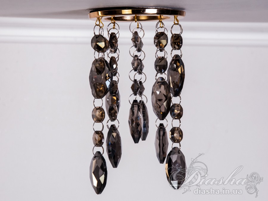 Цей врізний точковий світильник з кришталевими підвісами є витонченим та елегантним рішенням для тих, хто шукає унікальний освітлювальний прилад, здатний додати розкоші та благородства будь-якому інтер'єру. Він являє собою поєднання класики та сучасності, втілюючи розкішні традиції в оформленні оселі.
Світильник укомплектований багатогранними кришталевими підвісами, що відбивають світло, створюючи чарівний світловий спектакль із яскравими блискучими рефлексами на стінах і стелі. Кожен підвіс витончено розрізає промінь світла, перетворюючи його на безліч танцюючих іскор, які збагачують простір теплотою та мерехтливістю.
Такий світильник стане ідеальним вибором для залу, де його можна використовувати для створення акцентованого освітлення або для додання атмосфери вишуканості під час вечірніх зустрічей. У кухні точковий світильник з кришталевими підвісами може виступати як розкішний акцент, який не тільки висвітлює, але й прикрашає простір. У спальні він створить інтимну атмосферу, граючи з візерунками світла та тіні, надаючи кімнаті відчуття спокою та затишку.
У кафе або ресторанах такий світильник може стати особливим декоративним елементом, що привертає увагу відвідувачів та створює ефектний візуальний акцент. Його світло не тільки покращить видимість, але й додасть естетичної насолоди перебуванню в приміщенні.
Для тих, хто шукає купити дешево точковий світильник, ця модель від ТМ &laquo;Діаша&raquo; може стати відмінним рішенням, оскільки вона поєднує в собі привабливий зовнішній вигляд та доступність. Вона призначена для різноманітних стилів від класичного до сучасного, від арт-деко до мінімалізму, дозволяючи легко вписатися в будь-який декор.
Основна унікальність цього точкового світильника полягає в його здатності прикрасити та освітлити простір, роблячи його видатним та таким який легко запам&rsquo;ятовується. Він не просто виконує свою функцію освітлення, але й служить джерелом натхнення та краси, привносячи у повсякденне життя трохи чарівності та розкоші.