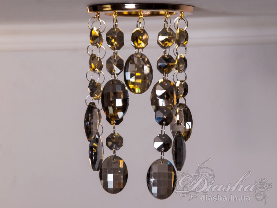 Бездоганна елегантність цього точкового світильника, поєднана з сяючим блиском високоякісного кришталю принесе Вам чимало приємних хвилин.
У центрі його уваги &ndash; кругле світлодіодне точкове джерело, яке ідеально освітлює приміщення. Його основа відзначається чистотою та сучасністю, але справжня витонченість починається по його обрамленню.
Крайові частини світильника прикрашають матовані чорні шестигранні кришталеві підвіси, розташовані по краях. Кожен із них &ndash; окрема скульптурна форма, створюючи чудовий ефект різноманіття та глибини. Кришталеві підвіси по краю світильника створюють геометричний ритм та гармонію.
Ці маленькі шестигранні підвіси слугують не лише декоративним елементом, але й функціональною частиною. Вони створюють градацію висоти, а до їхніх кінців підвішені великі кришталеві краплі, що нагадують про дорогоцінні каплі роси. Такий елементарний, але вишуканий дизайн додає світильнику витонченості та природності.
Різноманітні висоти кришталевих підвісів не лише створюють динаміку в образі, але і розвивають унікальний світловий пейзаж. Кришталі взаємодіють зі світлом, розсіюючи його і створюючи враження м'якої та атмосферної освітленості.
Цей точковий світильник ідеально вписується у сучасні інтер'єри, надаючи приміщенню не лише функціонального, але й художнього значення. Його здатність змінювати динаміку світла та створювати унікальну гру світла виявляється в кожному моменті, роблячи цей світильник як чудовим джерелом освітлення, так і витвором мистецтва, яке надихає та захоплює своєю естетикою.
Наш точковий світильник з кришталевими підвісками ідеально вписується в різноманітні стилі інтер'єру та може бути вдалим доповненням для різних приміщень:
Сучасний стиль (Modern): Своєю сучасною геометричною формою та інноваційним дизайном, світильник виглядає ефектно у сучасних приміщеннях, де важлива чистота ліній та мінімалістичний підхід до декору.
Сучасний класицизм (Modern Classic): Комбінація кришталевих деталей та чорного матового кольору додає елементи класичного стилю, що робить його вдалим вибором для класичних сучасних інтер'єрів.
Лофт (Loft): Чорне покриття та нестандартний дизайн роблять його відмінним вибором для стилізованих лофт-просторів, де важливі нестандартні елементи та сучасна естетика.
Еклектика (Eclectic): Завдяки унікальній формі та різноманіттю висот кришталевих підвісів, світильник може бути вдалою доповнюючою деталлю в інтер'єрах з еклектичним підходом, поєднуючи елементи різних стилів.
Розкіш (Luxury): Кришталеві деталі і високоякісне виконання роблять цей світильник відмінним вибором для розкішних інтер'єрів, де важливо створити враження розкоші та елегантності.
Щодо приміщень, цей світильник може бути впізнаним у:
Вітальнях та гостьових кімнатах: Як центральний акцент в приміщеннях для відпочинку.
Спальнях: Де його естетика може додати атмосфери розкоші та інтимності.
Ресторанах і вестибюлях готелів: Де важливо створити перше враження розкоші.
Офісах та конференц-залах: Де цей світильник може служити як елемент сучасного офісного дизайну.
Сучасних арт-просторах: Де його вишуканий дизайн може виглядати як самостійний об'єкт мистецтва.
Загалом, цей світильник демонструє універсальність та може бути успішно впроваджений в різних стилях та типах приміщень.