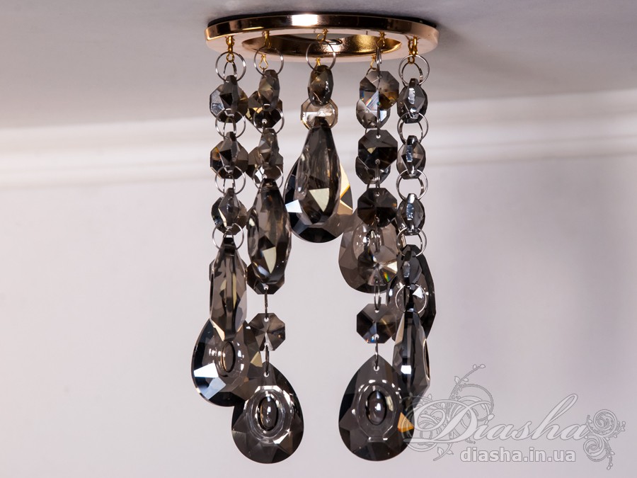 Бездоганна елегантність цього точкового світильника, поєднана з сяючим блиском високоякісного кришталю принесе Вам чимало приємних хвилин.
У центрі його уваги &ndash; кругле світлодіодне точкове джерело, яке ідеально освітлює приміщення. Його основа відзначається чистотою та сучасністю, але справжня витонченість починається по його обрамленню.
Крайові частини світильника прикрашають матовані чорні шестигранні кришталеві підвіси, розташовані по краях. Кожен із них &ndash; окрема скульптурна форма, створюючи чудовий ефект різноманіття та глибини. Кришталеві підвіси по краю світильника створюють геометричний ритм та гармонію.
Ці маленькі шестигранні підвіси слугують не лише декоративним елементом, але й функціональною частиною. Вони створюють градацію висоти, а до їхніх кінців підвішені великі кришталеві краплі, що нагадують про дорогоцінні каплі роси. Такий елементарний, але вишуканий дизайн додає світильнику витонченості та природності.
Різноманітні висоти кришталевих підвісів не лише створюють динаміку в образі, але і розвивають унікальний світловий пейзаж. Кришталі взаємодіють зі світлом, розсіюючи його і створюючи враження м'якої та атмосферної освітленості.
Цей точковий світильник ідеально вписується у сучасні інтер'єри, надаючи приміщенню не лише функціонального, але й художнього значення. Його здатність змінювати динаміку світла та створювати унікальну гру світла виявляється в кожному моменті, роблячи цей світильник як чудовим джерелом освітлення, так і витвором мистецтва, яке надихає та захоплює своєю естетикою.
Наш точковий світильник з кришталевими підвісками ідеально вписується в різноманітні стилі інтер'єру та може бути вдалим доповненням для різних приміщень:
Сучасний стиль (Modern): Своєю сучасною геометричною формою та інноваційним дизайном, світильник виглядає ефектно у сучасних приміщеннях, де важлива чистота ліній та мінімалістичний підхід до декору.
Сучасний класицизм (Modern Classic): Комбінація кришталевих деталей та чорного матового кольору додає елементи класичного стилю, що робить його вдалим вибором для класичних сучасних інтер'єрів.
Лофт (Loft): Чорне покриття та нестандартний дизайн роблять його відмінним вибором для стилізованих лофт-просторів, де важливі нестандартні елементи та сучасна естетика.
Еклектика (Eclectic): Завдяки унікальній формі та різноманіттю висот кришталевих підвісів, світильник може бути вдалою доповнюючою деталлю в інтер'єрах з еклектичним підходом, поєднуючи елементи різних стилів.
Розкіш (Luxury): Кришталеві деталі і високоякісне виконання роблять цей світильник відмінним вибором для розкішних інтер'єрів, де важливо створити враження розкоші та елегантності.
Щодо приміщень, цей світильник може бути впізнаним у:
Вітальнях та гостьових кімнатах: Як центральний акцент в приміщеннях для відпочинку.
Спальнях: Де його естетика може додати атмосфери розкоші та інтимності.
Ресторанах і вестибюлях готелів: Де важливо створити перше враження розкоші.
Офісах та конференц-залах: Де цей світильник може служити як елемент сучасного офісного дизайну.
Сучасних арт-просторах: Де його вишуканий дизайн може виглядати як самостійний об'єкт мистецтва.
Загалом, цей світильник демонструє універсальність та може бути успішно впроваджений в різних стилях та типах приміщень.
&nbsp;