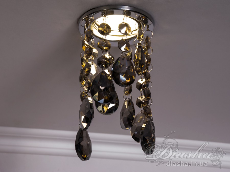 Врізний точковий світильник з кришталевими підвісами являє собою витончене освітлювальне рішення, яке здатне додати розкоші та величі будь-якому простору. Він демонструє багатство інтер'єрних можливостей, відбиваючи найтонші нюанси сучасного дизайну і при цьому підтримуючи класичну естетику.
Центральна частина світильника виконана з міцного металу, фініш якого імітує золото, додаючи елемент розкішного благородства. Від цієї центральної частини спускаються елегантні кришталеві підвіси, кожен з яких є маленьким витвором мистецтва. Криштали мають різноманітні грані, що ловлять світло і переломлюють його в блискучий калейдоскоп, створюючи чарівні ігри світла по всьому приміщенню.
Такий світильник стане чудовим доповненням до інтер'єру залу, де він може бути використаний для створення затишної атмосфери чи служити як основний акцент оформлення. У кухні він може допомогти виділити зону їдальні або підкреслити красу кухонних меблів. В спальні світильник забезпечить м'яке і романтичне освітлення, створюючи ідеальну атмосферу для відпочинку і релаксації.
У просторах кафе та інших громадських місць цей світильник зможе додати нотки ексклюзивності та статусу. Його кришталеві підвіси можуть служити не лише джерелом світла, а й елементом декору, що приваблює погляди і запам'ятовується відвідувачам.
Такий світильник легко можна придбати за доступною ціною, що робить його відмінним вибором для тих, хто прагне купити дешево точковий світильник, але не хоче жертвувати якістю та виглядом. Світильник від ТМ &laquo;Діаша&raquo; поєднує в собі стильність, елегантність та сучасну технологічність, будучи притаманним багатьом стилям від класики до модерну.
Врізний точковий світильник з кришталевими підвісами не просто освітлює простір - він перетворює його, додаючи кожному моменту особливу красу та чарівність, які лише кришталь здатний створити.
&nbsp;