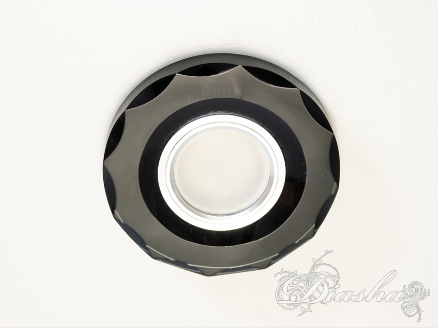 Стильний точковий світильник із серії, запропонованої ТМ &laquo;Діаша&raquo;, який втілює в собі сучасні тенденції в освітлювальній індустрії. Виконаний у кольорі насиченого чорного, матеріал плафона &mdash; фарбоване скло &mdash; створює ефект елегантності та глибини, а світлодіодне підсвічування на 3 Вт (6000 К) забезпечує холодне біле світло.
Світильник розроблений з увагою до деталей: гладеньке фарбоване скло плафона не лише захищає світлодіоди, але й створює рівномірне освітлення з м'якими переходами та відсутністю різких тіней. Компактність та інтегрованість світильника дозволяють йому гармонійно вписатися в будь-який дизайн інтер'єру, забезпечуючи чистий та ненав'язливий вигляд, незалежно від того, чи монтують його в гіпсокартон, дерево чи метал.
Враховуючи енергоефективність та довговічність LED-технологій, цей світильник є ідеальним рішенням для тих, хто шукає економічний та тривалий варіант освітлення. Завдяки низькому виробленню тепла, світильник може бути безпечно використаний навіть у таких чутливих до тепла місцях, як ванні кімнати.
Різноманітність дизайнів дозволяє підібрати точковий світильник для будь-якого інтер'єру, відповідаючи на індивідуальні потреби та стилістику. Естетичність та універсальність цієї моделі забезпечують його відповідність як для резиденційних, так і для комерційних просторів, пропонуючи стильне та ефективне рішення для освітлення.
Цей точковий світильник знайде своє застосування в різноманітних просторах: від акцентування освітлення в житлових кімнатах до якісного освітлення робочих зон в офісних просторах, а також для створення привабливого амбієнту в комерційних зонах, таких як ресторани та кафе.
Для оптових покупців відпускається лише ящиками по 50 шт.
Лампа&nbsp;MR-16&nbsp;в комплект не входять.