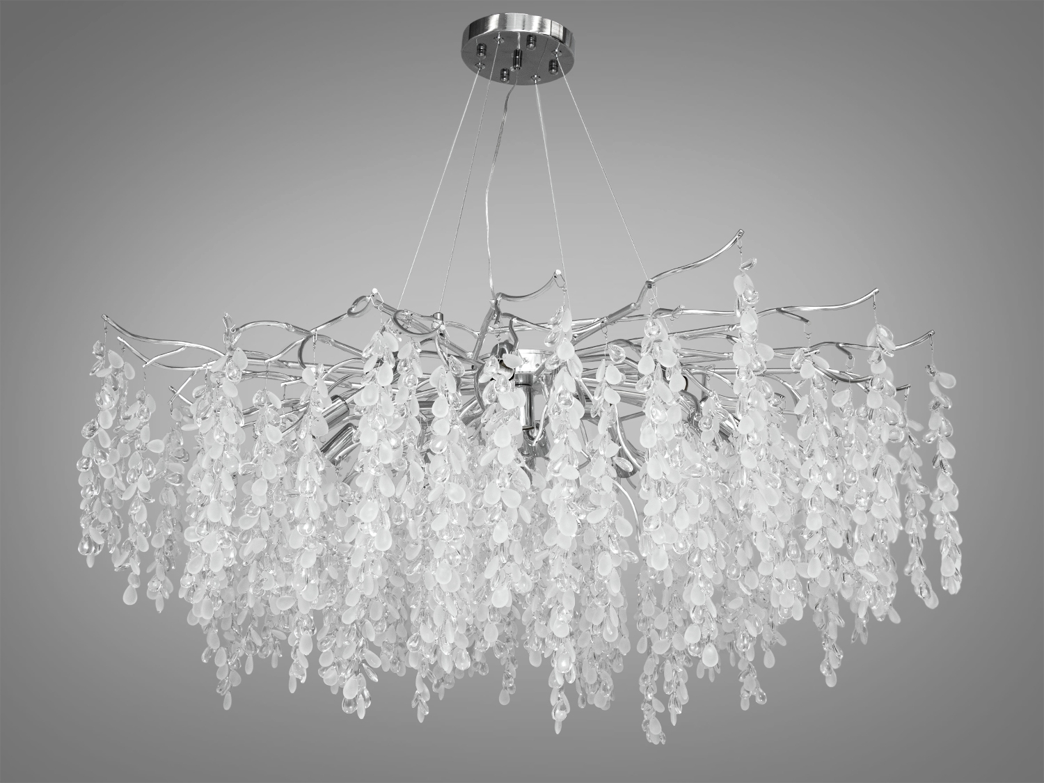 Ультрасучасна кришталева люстра у вітальню є квінтесенцією розкоші та сучасного дизайну, яка зливається у гармонійну симфонію світла та мистецтва. Вона ніби виросла з самої природи, хромовані алюмінієві гілки обвиваються навколо, підтримуючи каскади кришталів, що іскряться, що нагадують квітучу гліцинію. Застосовується у вітальню, спальню, для залу, для холу, на кухню студію.
Кожен кришталь цієї люстри, відрізняючись формою і розміром, вловлює світло і розсіює його на всі боки, створюючи ілюзію природного водоспаду, що м'яко висвітлює простір. Особливість цієї моделі &ndash; у її здатності відтворювати дивовижну гру світла, що змінюється з кожним кутом зору, надаючи інтер'єру динамічність та жвавість.
У великій вітальні люстра 