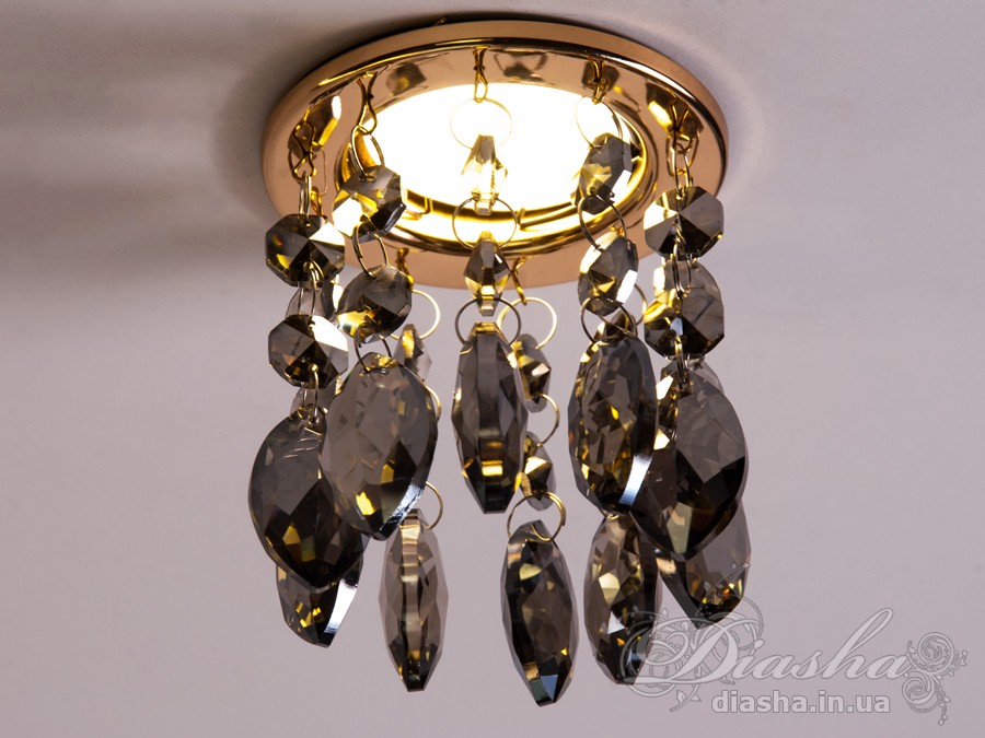 Бездоганна елегантність цього точкового світильника, поєднана з сяючим блиском високоякісного кришталю принесе Вам чимало приємних хвилин.
У центрі його уваги &ndash; кругле світлодіодне точкове джерело, яке ідеально освітлює приміщення. Його основа відзначається чистотою та сучасністю, але справжня витонченість починається по його обрамленню.
Крайові частини світильника прикрашають матовані чорні шестигранні кришталеві підвіси, розташовані по краях. Кожен із них &ndash; окрема скульптурна форма, створюючи чудовий ефект різноманіття та глибини. Кришталеві підвіси по краю світильника створюють геометричний ритм та гармонію.
Ці маленькі шестигранні підвіси слугують не лише декоративним елементом, але й функціональною частиною. Вони створюють градацію висоти, а до їхніх кінців підвішені великі кришталеві краплі, що нагадують про дорогоцінні каплі роси. Такий елементарний, але вишуканий дизайн додає світильнику витонченості та природності.
Різноманітні висоти кришталевих підвісів не лише створюють динаміку в образі, але і розвивають унікальний світловий пейзаж. Кришталі взаємодіють зі світлом, розсіюючи його і створюючи враження м'якої та атмосферної освітленості.
Цей точковий світильник ідеально вписується у сучасні інтер'єри, надаючи приміщенню не лише функціонального, але й художнього значення. Його здатність змінювати динаміку світла та створювати унікальну гру світла виявляється в кожному моменті, роблячи цей світильник як чудовим джерелом освітлення, так і витвором мистецтва, яке надихає та захоплює своєю естетикою.
Наш точковий світильник з кришталевими підвісками ідеально вписується в різноманітні стилі інтер'єру та може бути вдалим доповненням для різних приміщень:
Сучасний стиль (Modern): Своєю сучасною геометричною формою та інноваційним дизайном, світильник виглядає ефектно у сучасних приміщеннях, де важлива чистота ліній та мінімалістичний підхід до декору.
Сучасний класицизм (Modern Classic): Комбінація кришталевих деталей та чорного матового кольору додає елементи класичного стилю, що робить його вдалим вибором для класичних сучасних інтер'єрів.
Лофт (Loft): Чорне покриття та нестандартний дизайн роблять його відмінним вибором для стилізованих лофт-просторів, де важливі нестандартні елементи та сучасна естетика.
Еклектика (Eclectic): Завдяки унікальній формі та різноманіттю висот кришталевих підвісів, світильник може бути вдалою доповнюючою деталлю в інтер'єрах з еклектичним підходом, поєднуючи елементи різних стилів.
Розкіш (Luxury): Кришталеві деталі і високоякісне виконання роблять цей світильник відмінним вибором для розкішних інтер'єрів, де важливо створити враження розкоші та елегантності.
Щодо приміщень, цей світильник може бути впізнаним у:
Вітальнях та гостьових кімнатах: Як центральний акцент в приміщеннях для відпочинку.
Спальнях: Де його естетика може додати атмосфери розкоші та інтимності.
Ресторанах і вестибюлях готелів: Де важливо створити перше враження розкоші.
Офісах та конференц-залах: Де цей світильник може служити як елемент сучасного офісного дизайну.
Сучасних арт-просторах: Де його вишуканий дизайн може виглядати як самостійний об'єкт мистецтва.
Загалом, цей світильник демонструє універсальність та може бути успішно впроваджений в різних стилях та типах приміщень.