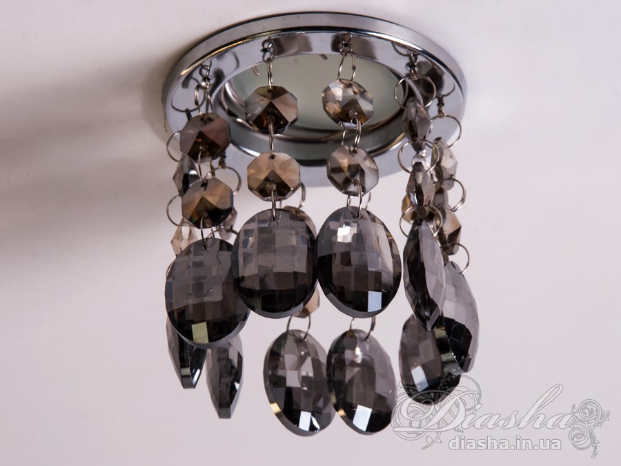 Цей врізний точковий світильник з кришталевими підвісами є витонченим та елегантним рішенням для тих, хто шукає унікальний освітлювальний прилад, здатний додати розкоші та благородства будь-якому інтер'єру. Він являє собою поєднання класики та сучасності, втілюючи розкішні традиції в оформленні оселі.
Світильник укомплектований багатогранними кришталевими підвісами, що відбивають світло, створюючи чарівний світловий спектакль із яскравими блискучими рефлексами на стінах і стелі. Кожен підвіс витончено розрізає промінь світла, перетворюючи його на безліч танцюючих іскор, які збагачують простір теплотою та мерехтливістю.
Такий світильник стане ідеальним вибором для залу, де його можна використовувати для створення акцентованого освітлення або для додання атмосфери вишуканості під час вечірніх зустрічей. У кухні точковий світильник з кришталевими підвісами може виступати як розкішний акцент, який не тільки висвітлює, але й прикрашає простір. У спальні він створить інтимну атмосферу, граючи з візерунками світла та тіні, надаючи кімнаті відчуття спокою та затишку.
У кафе або ресторанах такий світильник може стати особливим декоративним елементом, що привертає увагу відвідувачів та створює ефектний візуальний акцент. Його світло не тільки покращить видимість, але й додасть естетичної насолоди перебуванню в приміщенні.
Для тих, хто шукає купити дешево точковий світильник, ця модель від ТМ &laquo;Діаша&raquo; може стати відмінним рішенням, оскільки вона поєднує в собі привабливий зовнішній вигляд та доступність. Вона призначена для різноманітних стилів від класичного до сучасного, від арт-деко до мінімалізму, дозволяючи легко вписатися в будь-який декор.
Основна унікальність цього точкового світильника полягає в його здатності прикрасити та освітлити простір, роблячи його видатним та таким який легко запам&rsquo;ятовується. Він не просто виконує свою функцію освітлення, але й служить джерелом натхнення та краси, привносячи у повсякденне життя трохи чарівності та розкоші.