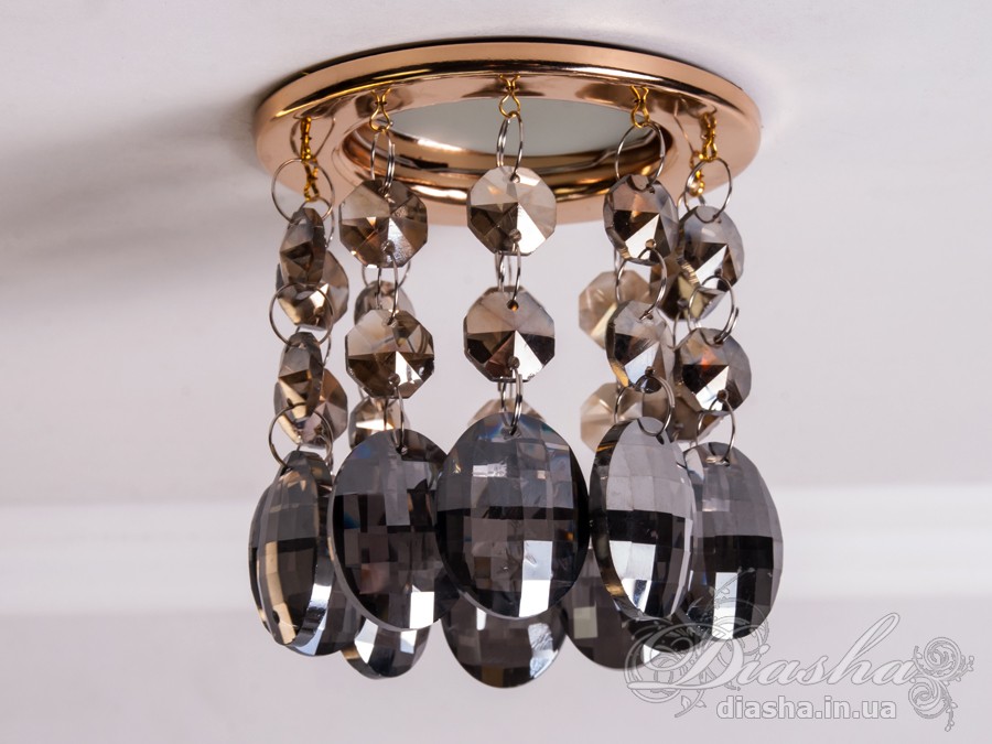 Бездоганна елегантність цього точкового світильника, поєднана з сяючим блиском високоякісного кришталю принесе Вам чимало приємних хвилин.
У центрі його уваги &ndash; кругле світлодіодне точкове джерело, яке ідеально освітлює приміщення. Його основа відзначається чистотою та сучасністю, але справжня витонченість починається по його обрамленню.
Крайові частини світильника прикрашають матовані чорні шестигранні кришталеві підвіси, розташовані по краях. Кожен із них &ndash; окрема скульптурна форма, створюючи чудовий ефект різноманіття та глибини. Кришталеві підвіси по краю світильника створюють геометричний ритм та гармонію.
Ці маленькі шестигранні підвіси слугують не лише декоративним елементом, але й функціональною частиною. Вони створюють градацію висоти, а до їхніх кінців підвішені великі кришталеві краплі, що нагадують про дорогоцінні каплі роси. Такий елементарний, але вишуканий дизайн додає світильнику витонченості та природності.
Різноманітні висоти кришталевих підвісів не лише створюють динаміку в образі, але і розвивають унікальний світловий пейзаж. Кришталі взаємодіють зі світлом, розсіюючи його і створюючи враження м'якої та атмосферної освітленості.
Цей точковий світильник ідеально вписується у сучасні інтер'єри, надаючи приміщенню не лише функціонального, але й художнього значення. Його здатність змінювати динаміку світла та створювати унікальну гру світла виявляється в кожному моменті, роблячи цей світильник як чудовим джерелом освітлення, так і витвором мистецтва, яке надихає та захоплює своєю естетикою.
Наш точковий світильник з кришталевими підвісками ідеально вписується в різноманітні стилі інтер'єру та може бути вдалим доповненням для різних приміщень:
Сучасний стиль (Modern): Своєю сучасною геометричною формою та інноваційним дизайном, світильник виглядає ефектно у сучасних приміщеннях, де важлива чистота ліній та мінімалістичний підхід до декору.
Сучасний класицизм (Modern Classic): Комбінація кришталевих деталей та чорного матового кольору додає елементи класичного стилю, що робить його вдалим вибором для класичних сучасних інтер'єрів.
Лофт (Loft): Чорне покриття та нестандартний дизайн роблять його відмінним вибором для стилізованих лофт-просторів, де важливі нестандартні елементи та сучасна естетика.
Еклектика (Eclectic): Завдяки унікальній формі та різноманіттю висот кришталевих підвісів, світильник може бути вдалою доповнюючою деталлю в інтер'єрах з еклектичним підходом, поєднуючи елементи різних стилів.
Розкіш (Luxury): Кришталеві деталі і високоякісне виконання роблять цей світильник відмінним вибором для розкішних інтер'єрів, де важливо створити враження розкоші та елегантності.
Щодо приміщень, цей світильник може бути впізнаним у:
Вітальнях та гостьових кімнатах: Як центральний акцент в приміщеннях для відпочинку.
Спальнях: Де його естетика може додати атмосфери розкоші та інтимності.
Ресторанах і вестибюлях готелів: Де важливо створити перше враження розкоші.
Офісах та конференц-залах: Де цей світильник може служити як елемент сучасного офісного дизайну.
Сучасних арт-просторах: Де його вишуканий дизайн може виглядати як самостійний об'єкт мистецтва.
Загалом, цей світильник демонструє універсальність та може бути успішно впроваджений в різних стилях та типах приміщень.