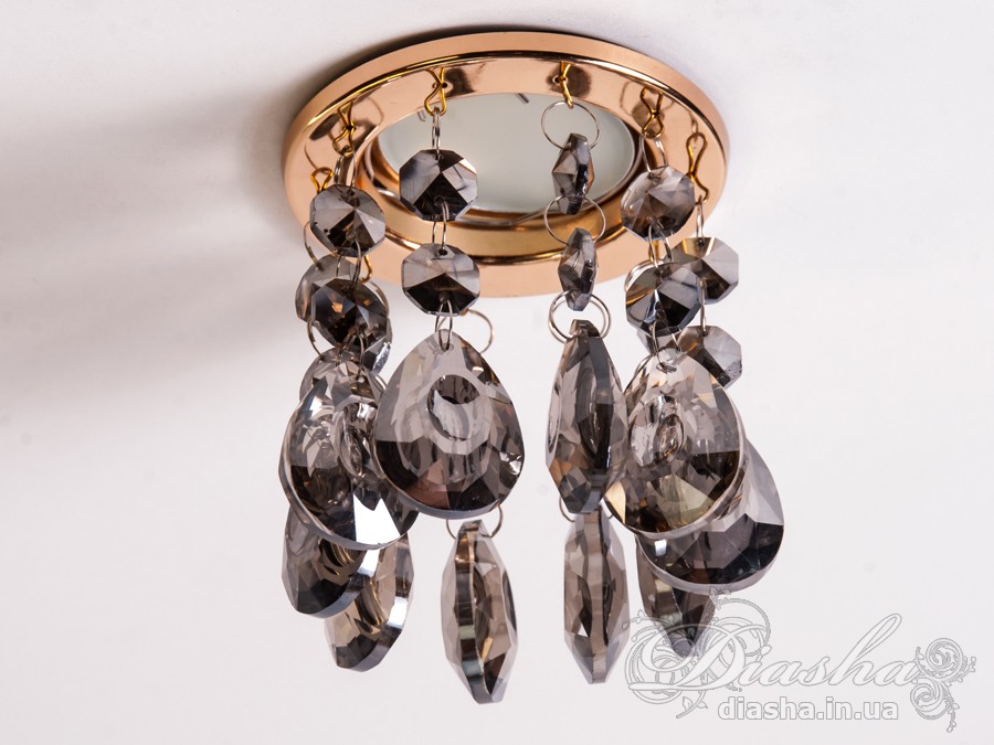 Цей врізний точковий світильник з кришталевими підвісами є витонченим та елегантним рішенням для тих, хто шукає унікальний освітлювальний прилад, здатний додати розкоші та благородства будь-якому інтер'єру. Він являє собою поєднання класики та сучасності, втілюючи розкішні традиції в оформленні оселі.
Світильник укомплектований багатогранними кришталевими підвісами, що відбивають світло, створюючи чарівний світловий спектакль із яскравими блискучими рефлексами на стінах і стелі. Кожен підвіс витончено розрізає промінь світла, перетворюючи його на безліч танцюючих іскор, які збагачують простір теплотою та мерехтливістю.
Такий світильник стане ідеальним вибором для залу, де його можна використовувати для створення акцентованого освітлення або для додання атмосфери вишуканості під час вечірніх зустрічей. У кухні точковий світильник з кришталевими підвісами може виступати як розкішний акцент, який не тільки висвітлює, але й прикрашає простір. У спальні він створить інтимну атмосферу, граючи з візерунками світла та тіні, надаючи кімнаті відчуття спокою та затишку.
У кафе або ресторанах такий світильник може стати особливим декоративним елементом, що привертає увагу відвідувачів та створює ефектний візуальний акцент. Його світло не тільки покращить видимість, але й додасть естетичної насолоди перебуванню в приміщенні.
Для тих, хто шукає купити дешево точковий світильник, ця модель від ТМ &laquo;Діаша&raquo; може стати відмінним рішенням, оскільки вона поєднує в собі привабливий зовнішній вигляд та доступність. Вона призначена для різноманітних стилів від класичного до сучасного, від арт-деко до мінімалізму, дозволяючи легко вписатися в будь-який декор.
Основна унікальність цього точкового світильника полягає в його здатності прикрасити та освітлити простір, роблячи його видатним та таким який легко запам&rsquo;ятовується. Він не просто виконує свою функцію освітлення, але й служить джерелом натхнення та краси, привносячи у повсякденне життя трохи чарівності та розкоші.
&nbsp;