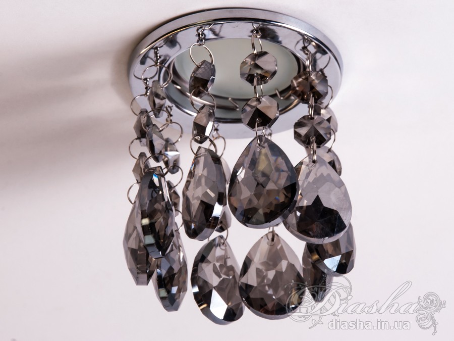 Бездоганна елегантність цього точкового світильника, поєднана з сяючим блиском високоякісного кришталю принесе Вам чимало приємних хвилин.
У центрі його уваги &ndash; кругле світлодіодне точкове джерело, яке ідеально освітлює приміщення. Його основа відзначається чистотою та сучасністю, але справжня витонченість починається по його обрамленню.
Крайові частини світильника прикрашають матовані чорні шестигранні кришталеві підвіси, розташовані по краях. Кожен із них &ndash; окрема скульптурна форма, створюючи чудовий ефект різноманіття та глибини. Кришталеві підвіси по краю світильника створюють геометричний ритм та гармонію.
Ці маленькі шестигранні підвіси слугують не лише декоративним елементом, але й функціональною частиною. Вони створюють градацію висоти, а до їхніх кінців підвішені великі кришталеві краплі, що нагадують про дорогоцінні каплі роси. Такий елементарний, але вишуканий дизайн додає світильнику витонченості та природності.
Різноманітні висоти кришталевих підвісів не лише створюють динаміку в образі, але і розвивають унікальний світловий пейзаж. Кришталі взаємодіють зі світлом, розсіюючи його і створюючи враження м'якої та атмосферної освітленості.
Цей точковий світильник ідеально вписується у сучасні інтер'єри, надаючи приміщенню не лише функціонального, але й художнього значення. Його здатність змінювати динаміку світла та створювати унікальну гру світла виявляється в кожному моменті, роблячи цей світильник як чудовим джерелом освітлення, так і витвором мистецтва, яке надихає та захоплює своєю естетикою.
Наш точковий світильник з кришталевими підвісками ідеально вписується в різноманітні стилі інтер'єру та може бути вдалим доповненням для різних приміщень:
Сучасний стиль (Modern): Своєю сучасною геометричною формою та інноваційним дизайном, світильник виглядає ефектно у сучасних приміщеннях, де важлива чистота ліній та мінімалістичний підхід до декору.
Сучасний класицизм (Modern Classic): Комбінація кришталевих деталей та чорного матового кольору додає елементи класичного стилю, що робить його вдалим вибором для класичних сучасних інтер'єрів.
Лофт (Loft): Чорне покриття та нестандартний дизайн роблять його відмінним вибором для стилізованих лофт-просторів, де важливі нестандартні елементи та сучасна естетика.
Еклектика (Eclectic): Завдяки унікальній формі та різноманіттю висот кришталевих підвісів, світильник може бути вдалою доповнюючою деталлю в інтер'єрах з еклектичним підходом, поєднуючи елементи різних стилів.
Розкіш (Luxury): Кришталеві деталі і високоякісне виконання роблять цей світильник відмінним вибором для розкішних інтер'єрів, де важливо створити враження розкоші та елегантності.
Щодо приміщень, цей світильник може бути впізнаним у:
Вітальнях та гостьових кімнатах: Як центральний акцент в приміщеннях для відпочинку.
Спальнях: Де його естетика може додати атмосфери розкоші та інтимності.
Ресторанах і вестибюлях готелів: Де важливо створити перше враження розкоші.
Офісах та конференц-залах: Де цей світильник може служити як елемент сучасного офісного дизайну.
Сучасних арт-просторах: Де його вишуканий дизайн може виглядати як самостійний об'єкт мистецтва.
Загалом, цей світильник демонструє універсальність та може бути успішно впроваджений в різних стилях та типах приміщень.