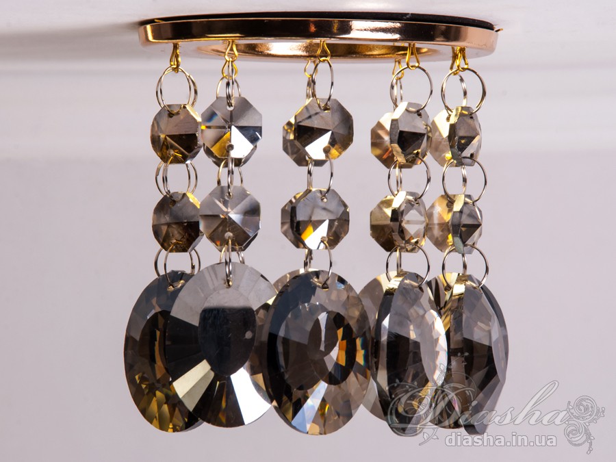 Бездоганна елегантність цього точкового світильника, поєднана з сяючим блиском високоякісного кришталю принесе Вам чимало приємних хвилин.
У центрі його уваги &ndash; кругле світлодіодне точкове джерело, яке ідеально освітлює приміщення. Його основа відзначається чистотою та сучасністю, але справжня витонченість починається по його обрамленню.
Крайові частини світильника прикрашають матовані чорні шестигранні кришталеві підвіси, розташовані по краях. Кожен із них &ndash; окрема скульптурна форма, створюючи чудовий ефект різноманіття та глибини. Кришталеві підвіси по краю світильника створюють геометричний ритм та гармонію.
Ці маленькі шестигранні підвіси слугують не лише декоративним елементом, але й функціональною частиною. Вони створюють градацію висоти, а до їхніх кінців підвішені великі кришталеві краплі, що нагадують про дорогоцінні каплі роси. Такий елементарний, але вишуканий дизайн додає світильнику витонченості та природності.
Різноманітні висоти кришталевих підвісів не лише створюють динаміку в образі, але і розвивають унікальний світловий пейзаж. Кришталі взаємодіють зі світлом, розсіюючи його і створюючи враження м'якої та атмосферної освітленості.
Цей точковий світильник ідеально вписується у сучасні інтер'єри, надаючи приміщенню не лише функціонального, але й художнього значення. Його здатність змінювати динаміку світла та створювати унікальну гру світла виявляється в кожному моменті, роблячи цей світильник як чудовим джерелом освітлення, так і витвором мистецтва, яке надихає та захоплює своєю естетикою.
Наш точковий світильник з кришталевими підвісками ідеально вписується в різноманітні стилі інтер'єру та може бути вдалим доповненням для різних приміщень:
Сучасний стиль (Modern): Своєю сучасною геометричною формою та інноваційним дизайном, світильник виглядає ефектно у сучасних приміщеннях, де важлива чистота ліній та мінімалістичний підхід до декору.
Сучасний класицизм (Modern Classic): Комбінація кришталевих деталей та чорного матового кольору додає елементи класичного стилю, що робить його вдалим вибором для класичних сучасних інтер'єрів.
Лофт (Loft): Чорне покриття та нестандартний дизайн роблять його відмінним вибором для стилізованих лофт-просторів, де важливі нестандартні елементи та сучасна естетика.
Еклектика (Eclectic): Завдяки унікальній формі та різноманіттю висот кришталевих підвісів, світильник може бути вдалою доповнюючою деталлю в інтер'єрах з еклектичним підходом, поєднуючи елементи різних стилів.
Розкіш (Luxury): Кришталеві деталі і високоякісне виконання роблять цей світильник відмінним вибором для розкішних інтер'єрів, де важливо створити враження розкоші та елегантності.
Щодо приміщень, цей світильник може бути впізнаним у:
Вітальнях та гостьових кімнатах: Як центральний акцент в приміщеннях для відпочинку.
Спальнях: Де його естетика може додати атмосфери розкоші та інтимності.
Ресторанах і вестибюлях готелів: Де важливо створити перше враження розкоші.
Офісах та конференц-залах: Де цей світильник може служити як елемент сучасного офісного дизайну.
Сучасних арт-просторах: Де його вишуканий дизайн може виглядати як самостійний об'єкт мистецтва.
Загалом, цей світильник демонструє універсальність та може бути успішно впроваджений в різних стилях та типах приміщень.