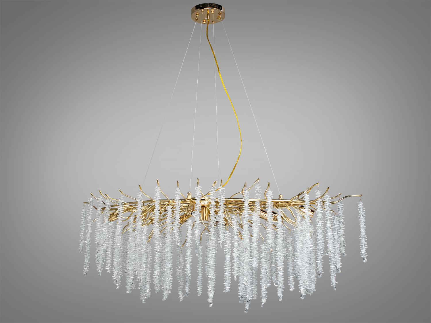 Кришталева люстра «Гліцинія» на кухню, натхненна природною грацією звисаючих гілок гліцинії, перетворює світло на крихкий і чарівний водоспад. Її витягнута горизонтальна форма нагадує розсип квітучих кистей, які плавно спадають із золотої основи.
