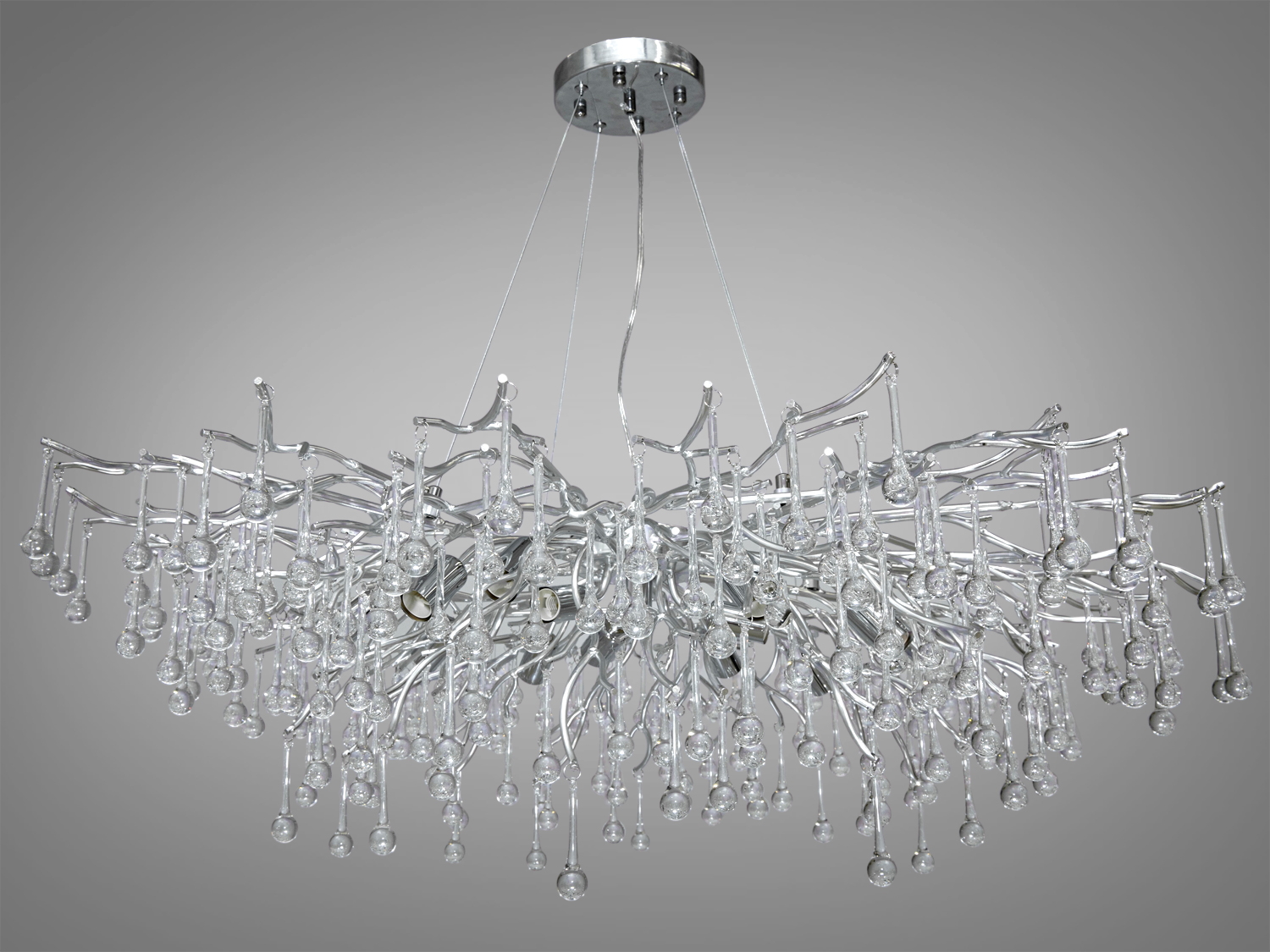 Розкішна кришталева люстра овальної форми прикрашена кришталевими підвісками у формі краплі, що нагадують сльози принца Руперта, відомі як 