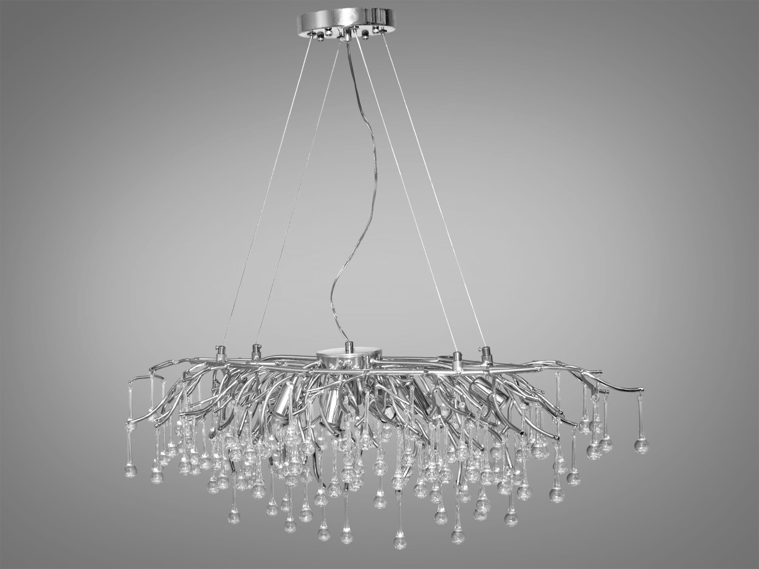 Сучасна хрустальна люстра для залу витягнутої форми також застосовується для вітальні, зали, спальні, у коридор або для холу, гармонійно вписуючись у будь-який сучасний інтер'єр.
Особливість витягнутої форми цієї кришталевої люстри робить її не тільки унікальною, але й багатофункціональним вибором. Така її конструкція дозволяє створити безперервний візуальний потік світла, що робить її ідеальним вибором для просторів, де потрібно підкреслити лінійність простору, наприклад, над довгим обіднім столом або в просторій вітальні.
Конструкція люстри починається з простої, але елегантної алюмінієвої основи, що кріпиться до стелі. Звідси розгалужуються тонкі, майже невагомі алюмінієві гілки, розкидані хаотично, як гілки дерева в зимовому саду. Кожна гілка прикрашена кришталевими підвісками у формі краплі, що нагадують сльози принца Руперта, відомі як 