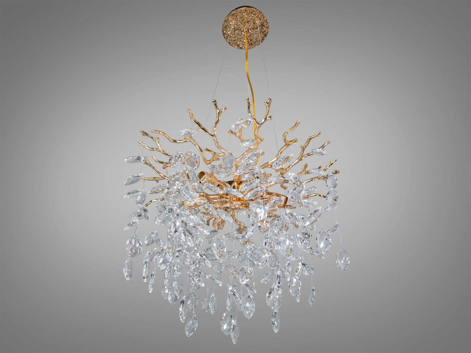 Підвісна люстра Diasha серії Глициния з кришталевими підвісками на золотій основі. Ідеальна для вітальні або їдальні.