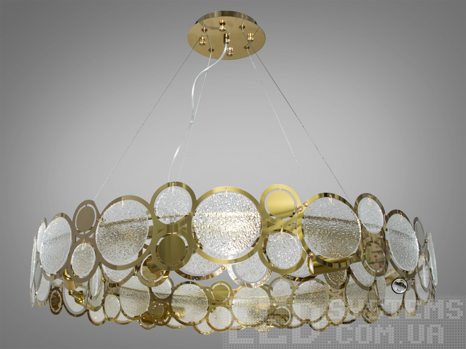 Люстра підвіс із колами у вітальню виконана зі скляних пелюсток замість металевих. На неї можна дивитися під будь-яким кутом, і не дивлячись на легкість конструкції люстри, ви завжди бачитимете лампи тільки через тоноване скло. У той же час весь світ випромінюваний лампами перевідбившись від поверхні скляних пелюсток поступово пошириться по приміщенню.
Сучасна люстра під звичайну лампочку із цоколем Е14.
Увага. Вага люстри понад 10кг.