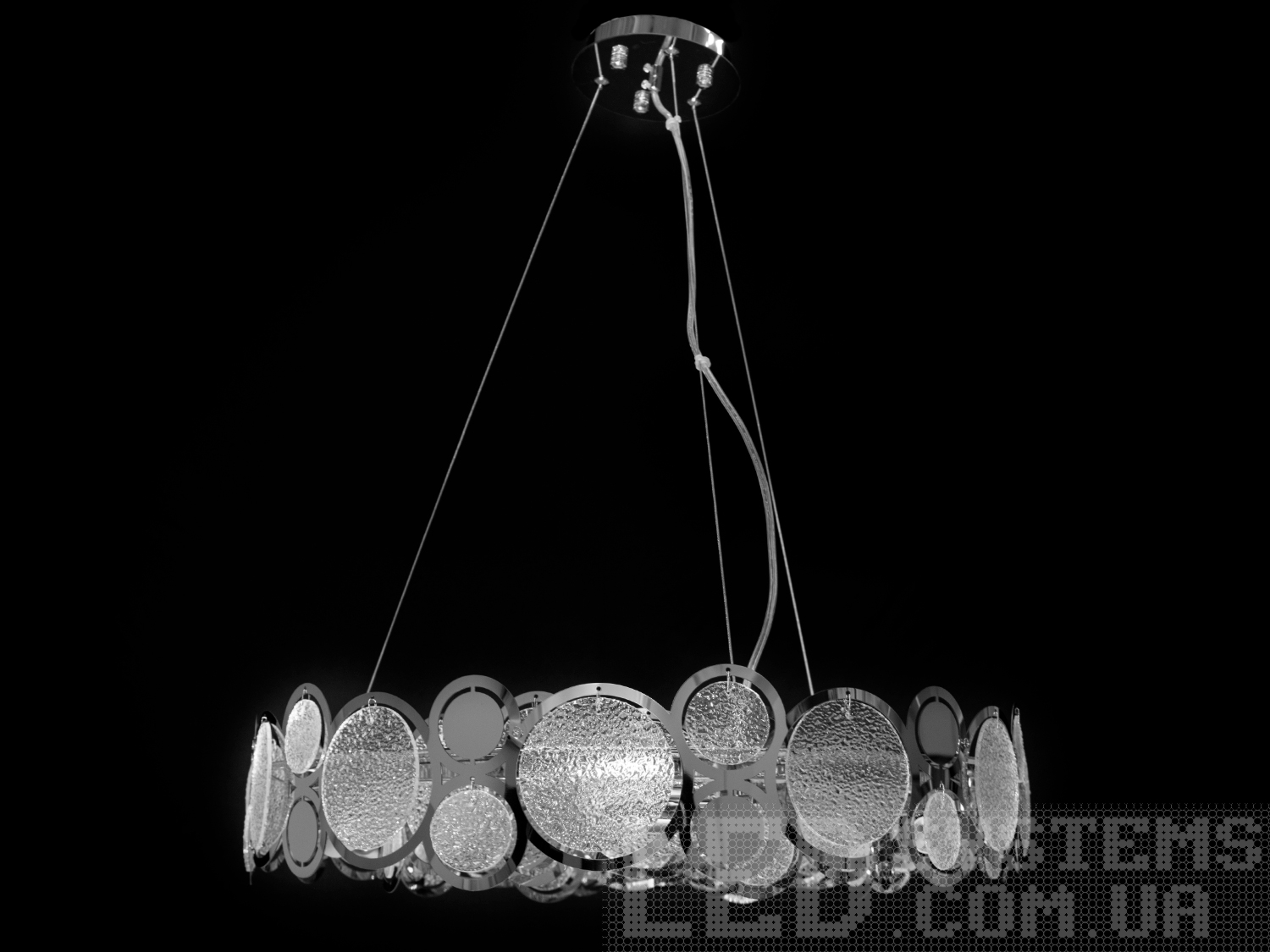 Підвісна люстра до спальні зі скляними елементами виконана зі скляних пелюсток замість металевих. На неї можна дивитися під будь-яким кутом, і не дивлячись на легкість конструкції люстри, ви завжди бачитимете лампи тільки через тоноване скло. У той же час весь світ випромінюваний лампами перевідбившись від поверхні скляних пелюсток поступово пошириться по приміщенню.
Сучасна люстра під звичайну лампочку із цоколем Е14.
Увага. Вага люстри понад 10кг.