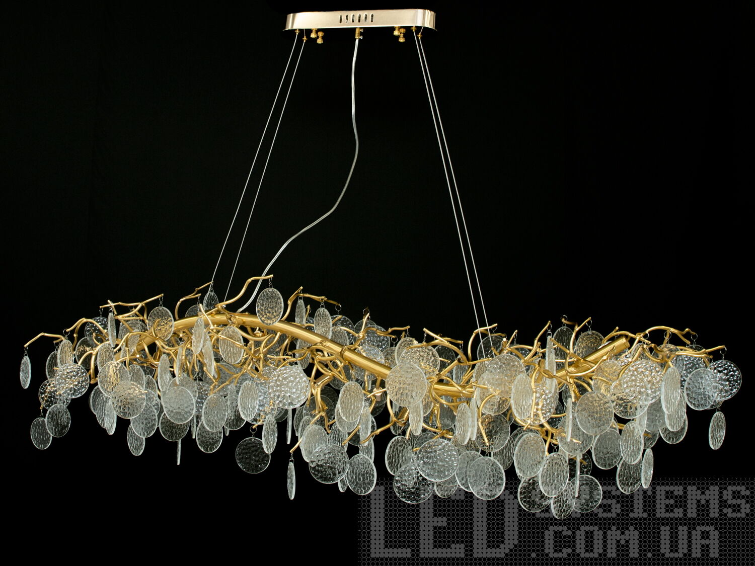 Сучасна кришталева люстра для залу-їдальні на 15 ламп у сучасному класичному стилі на 15 ламп підходить також для довгастих кімнат. Пропорції овальних люстр ідеально гармонують із великими обідніми столами.&nbsp;Люстра спеціально розрахована так, що максимум яскравого світла потрапить на стіл, а решта місця приміщення наповниться м'яким світлом розсіяним скляними колами-підвісками.&nbsp;Стельове кріплення на планку універсальне та підходить для навісних, натяжних та звичайних стель. Застосовується як для приміщень з високими стелями, так і з невисокими, оскільки регулюється висота.&nbsp;Люстра-підвіс під світлодіодні або галогенові лампочки з цоколем g9.&nbsp;
Увага. Вага люстри понад 10кг.