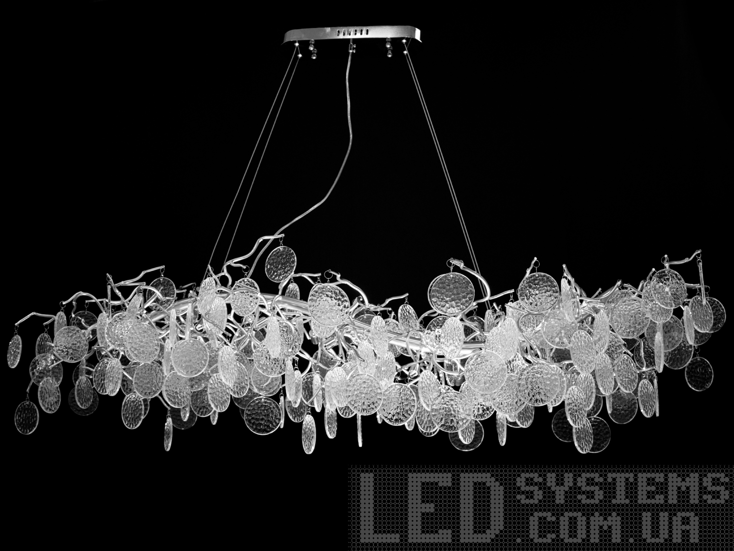 Кришталева люстра для залу-їдальні в сучасному класичному стилі на 15 ламп підходить також для довгастих кімнат. Пропорції овальних люстр ідеально гармонують із великими обідніми столами.&nbsp;Люстра спеціально розрахована так, що максимум яскравого світла потрапить на стіл, а решта місця приміщення наповниться м'яким світлом розсіяним скляними колами-підвісками.&nbsp;Стельове кріплення на планку універсальне та підходить для навісних, натяжних та звичайних стель. Застосовується як для приміщень з високими стелями, так і з невисокими, оскільки регулюється висота.&nbsp;Люстра-підвіс під світлодіодні або галогенові лампочки з цоколем g9.&nbsp;
Увага. Вага люстри понад 10кг.