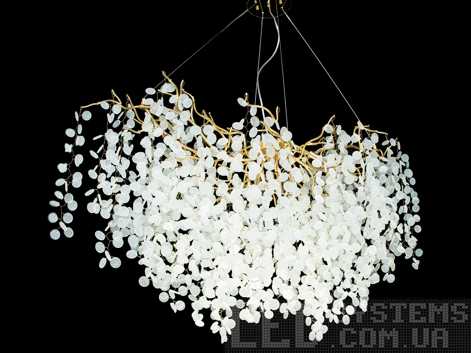 Овальна класична стильна люстра-підвіс для вітальні в сучасному класичному стилі на 13 ламп підходить також для довгастих кімнат. Пропорції овальних люстр ідеально гармонують із великими обідніми столами.&nbsp;Люстра спеціально розрахована так, що максимум яскравого світла потрапить на стіл, а решта місця приміщення наповниться м'яким світлом розсіяним скляними підвісками.&nbsp;Стельове кріплення на планку універсальне та підходить для навісних, натяжних та звичайних стель. Застосовується як для приміщень з високими стелями, так і з невисокими, оскільки регулюється висота.&nbsp;Люстра-підвіс під світлодіодні або галогенові лампочки з цоколем g9.&nbsp;
Увага. Вага люстри понад 10кг.