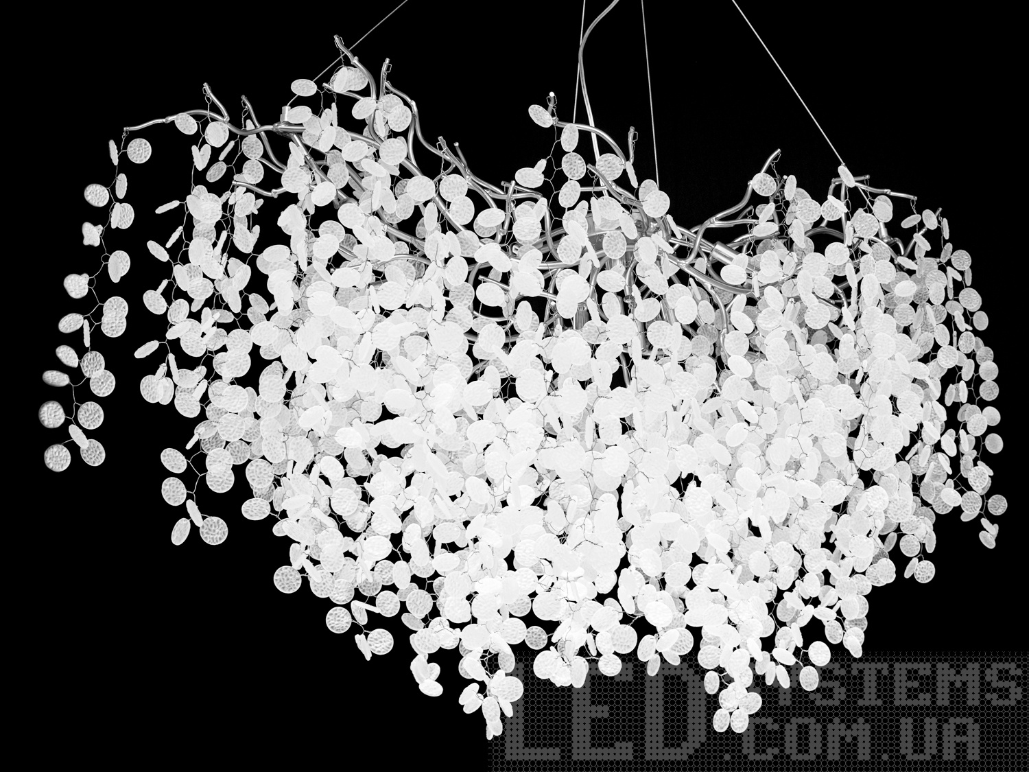 Сучасна класична стильна люстра-підвіс у сучасному класичному стилі на 13 ламп підходить також для довгастих кімнат. Пропорції овальних люстр ідеально гармонують із великими обідніми столами.&nbsp;Люстра спеціально розрахована так, що максимум яскравого світла потрапить на стіл, а решта місця приміщення наповниться м'яким світлом розсіяним скляними підвісками.&nbsp;Стельове кріплення на планку універсальне та підходить для навісних, натяжних та звичайних стель. Застосовується як для приміщень з високими стелями, так і з невисокими, оскільки регулюється висота.&nbsp;Люстра-підвіс під світлодіодні або галогенові лампочки з цоколем g9.&nbsp;
Увага. Вага люстри понад 10кг.