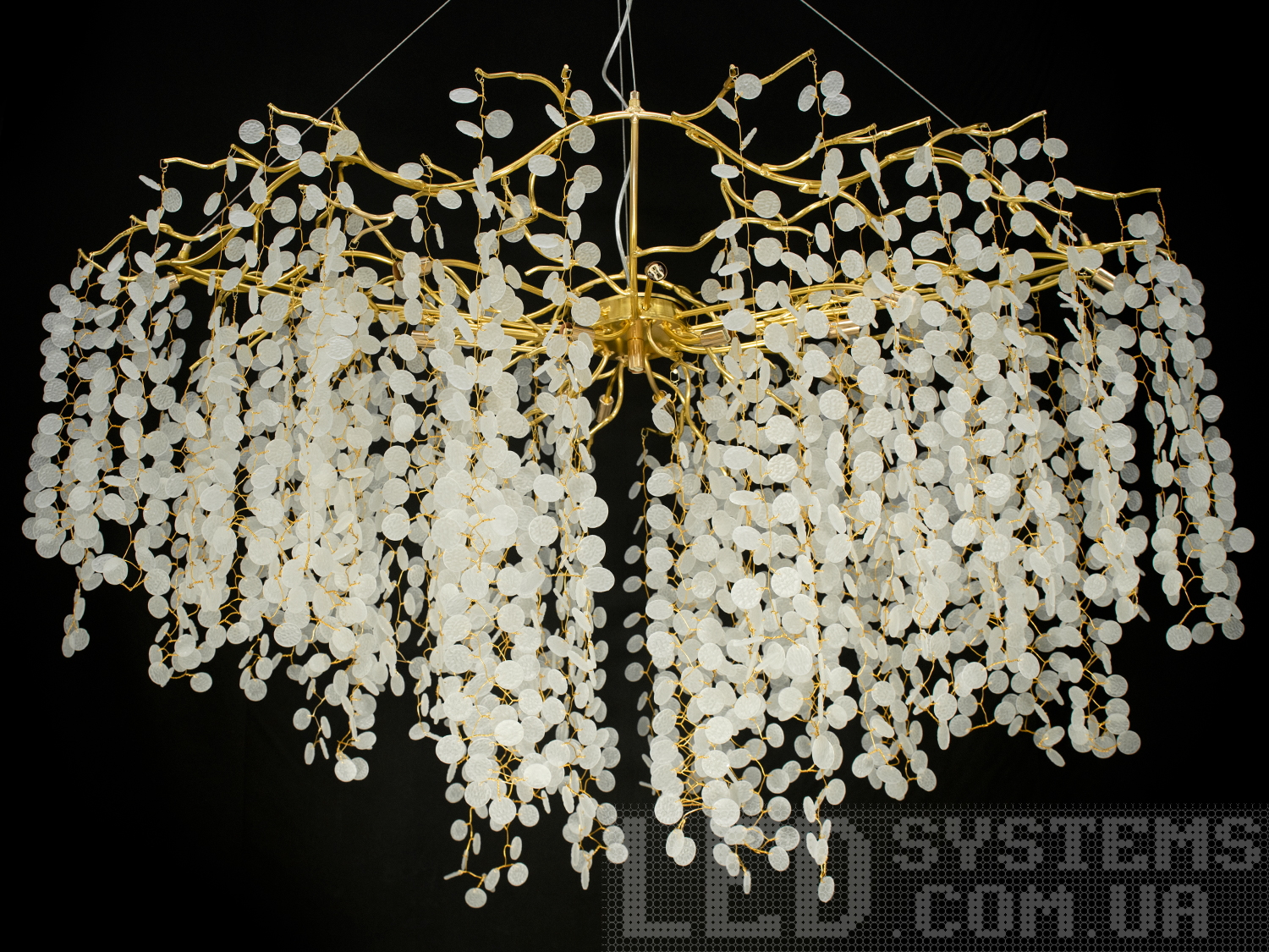 Ексклюзивна сучасна кришталева люстра для залу в сучасному класичному стилі на 15 ламп підходить також для довгастих кімнат. Пропорції овальних люстр ідеально гармонують із великими обідніми столами. Люстра спеціально розрахована так, що максимум яскравого світла потрапить на стіл, а решта місця приміщення наповниться м'яким світлом розсіяним скляними підвісками. Стельове кріплення на планку універсальне та підходить для навісних, натяжних та звичайних стель. Застосовується як для приміщень з високими стелями, так і з невисокими, оскільки регулюється висота. Люстра-підвіс під світлодіодні або галогенові лампочки з цоколем g9.
Увага. Вага люстри понад 10кг.
&nbsp;