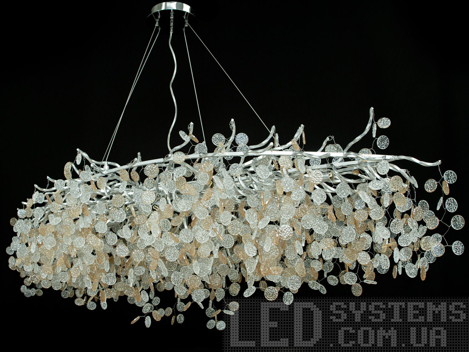 Красива кришталева люстра овальної форми для їдальні на 16 ламп у сучасному класичному стилі підходить також для довгастих кімнат. Пропорції овальних люстр ідеально гармонують із великими обідніми столами. Люстра спеціально розрахована так, що максимум яскравого світла потрапить на стіл, а решта місця приміщення наповниться м'яким світлом розсіяним скляними колами-підвісками. Стельове кріплення на планку універсальне та підходить для навісних, натяжних та звичайних стель. Застосовується як для приміщень з високими стелями, так і з невисокими, оскільки регулюється висота. Люстра-підвіс під світлодіодні або галогенові лампочки з цоколем g9.

Увага. Вага люстри понад 10кг.