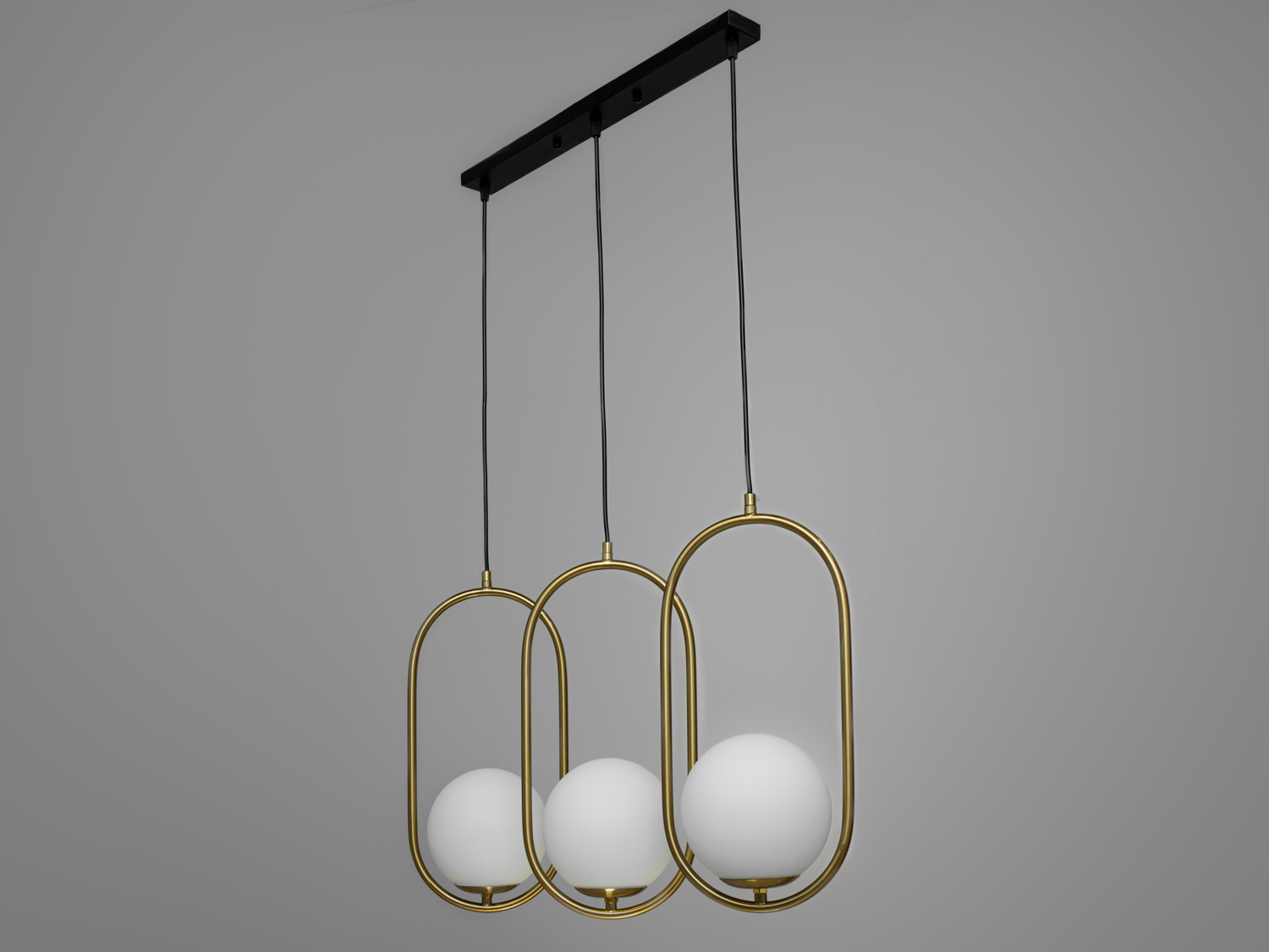 Світильник в стилі лофт для кухонного столу в стилі Loft відмінно підходить для освітлення столів, барних стійки, робочої поверхні кухні-студії і т.д. Люстри в стилі &laquo;лофт&raquo; ідеально впишуться в сучасні будинки, квартири, кафе, арт-простір, коворкінги, квеструми.
За рахунок регулювання шнура можна вибрати оптимальну висоту світильника. Люстра-підвіс під звичайні лампочки розжарювання, економки або світлодіодні лампи з цоколем Е27. Стельове кріплення на планку універсальне та підходить для навісних, натяжних та звичайних стель.
Лампа до комплекту не входить.